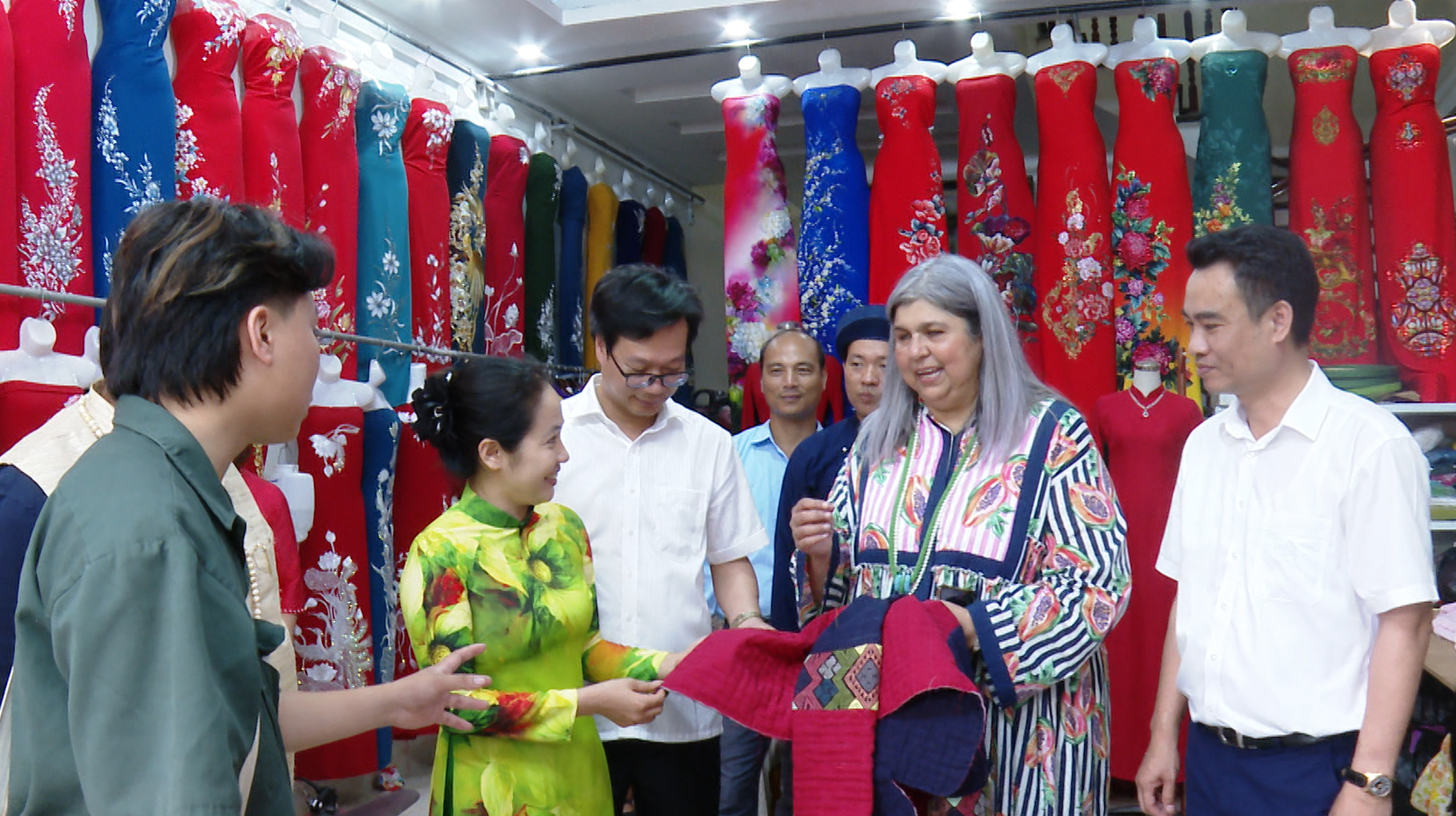 Đoàn Hội đồng Thủ công Thế giới tham quan làng nghề áo dài truyền thống Trạch Xá