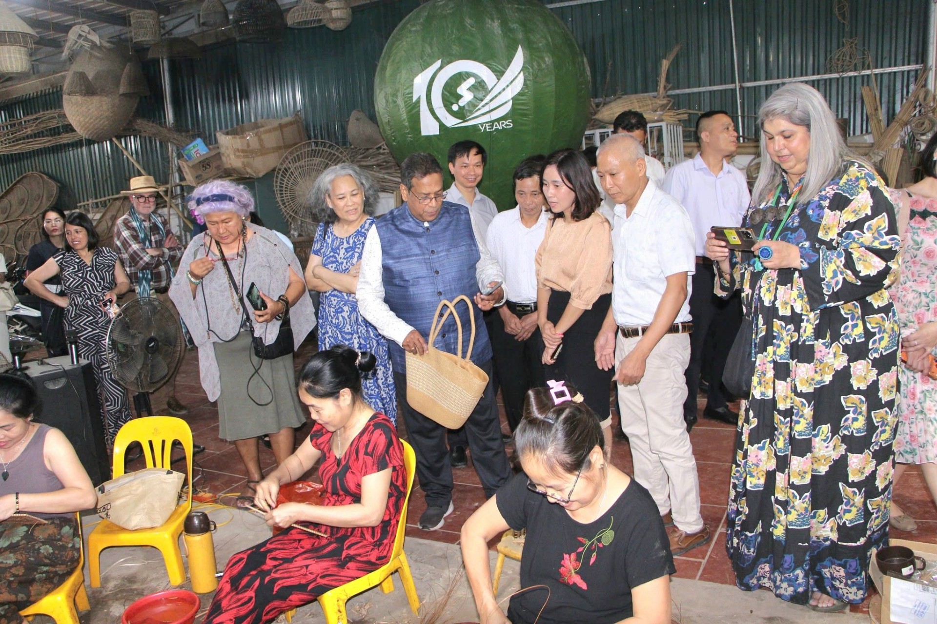 Đoàn cũng được tìm hiểu về quy trình tạo nên một sản phẩm mây tre đan hoàn chỉnh, từ khâu lựa chọn nguyên liệu, xử lý mây tre, tạo hình, đan lát đến hoàn thiện các chi tiết thủ công tinh xảo