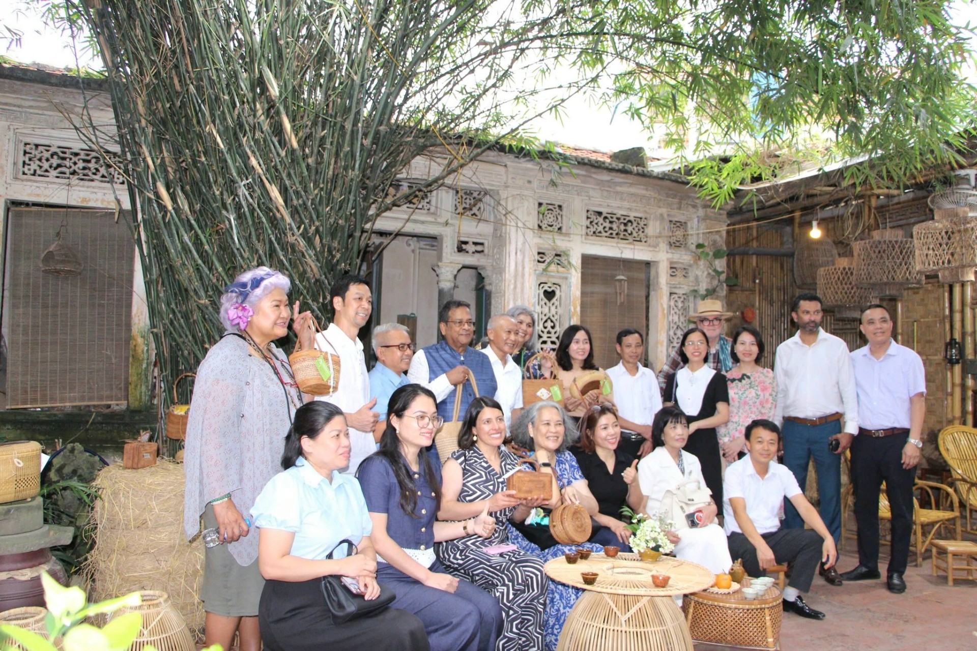 Phú Nghĩa: Làng nghề mây tre đan Phú Vinh đón đoàn Hội đồng Thủ công Thế Giới tới thăm và làm việc