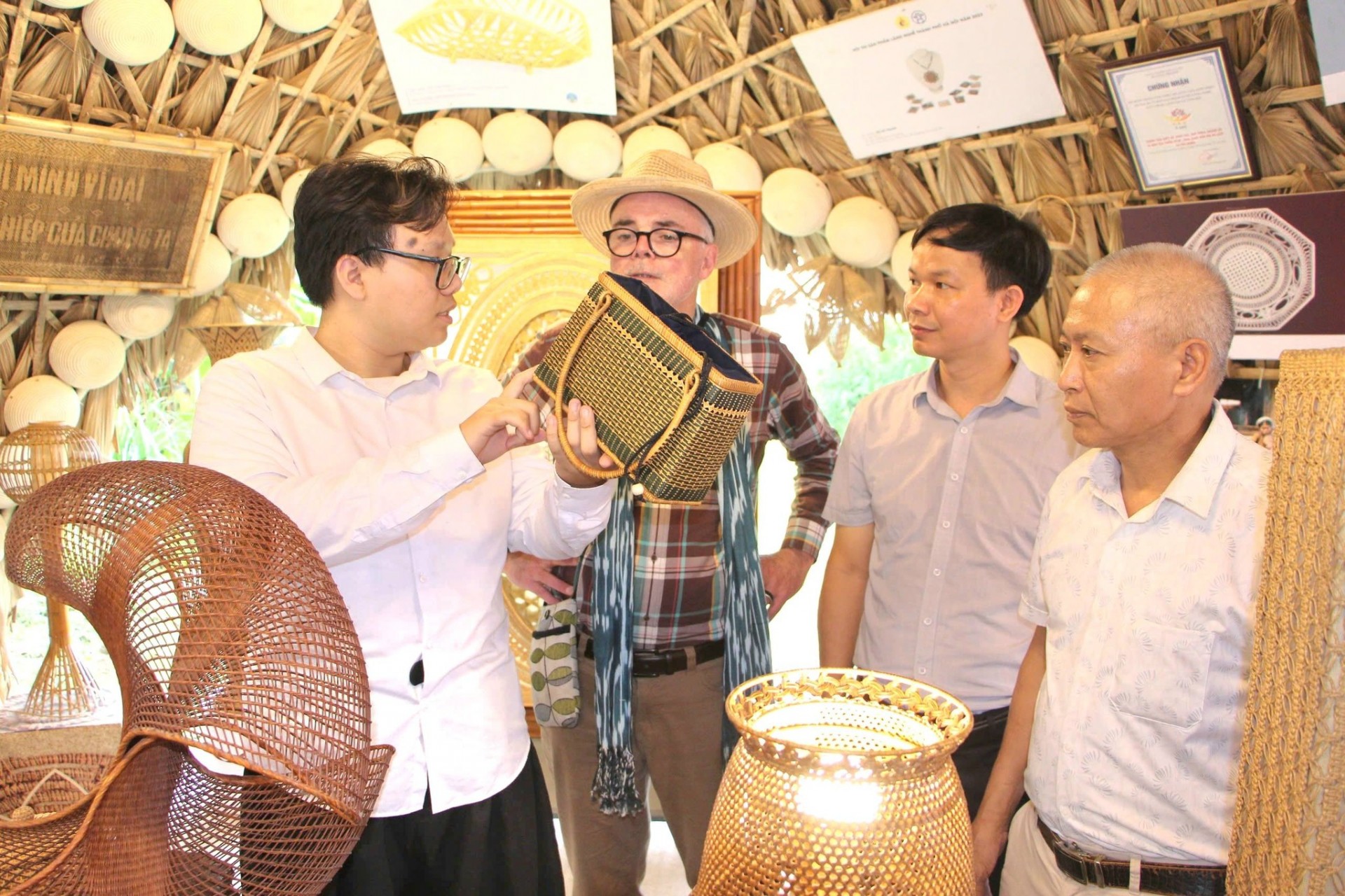 Đoàn Hội đồng Thủ công Thế Giới đến thăm và làm việc tại làng nghề mây tre đan Phú Vinh