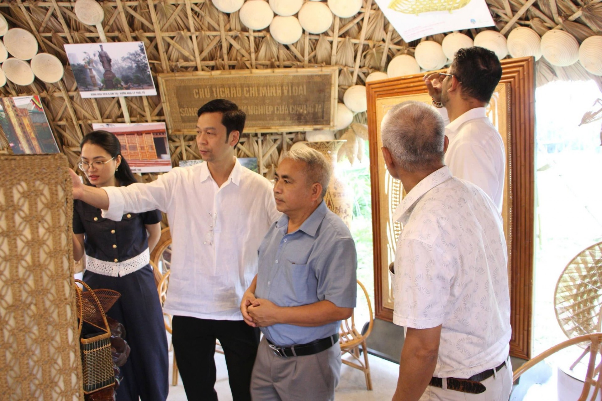 Phú Nghĩa: Làng nghề mây tre đan Phú Vinh đón đoàn Hội đồng Thủ công Thế Giới tới thăm và làm việc