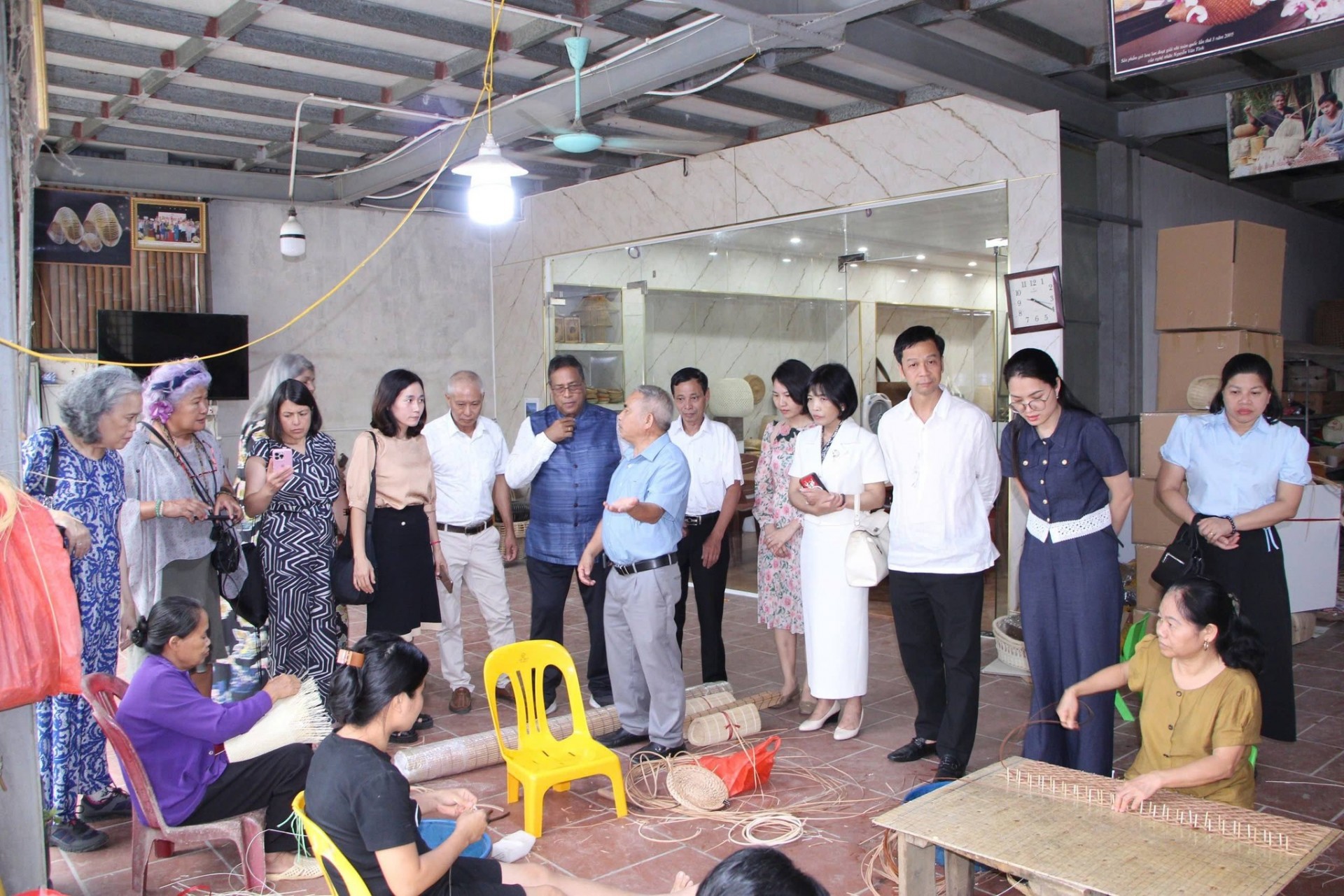 Phú Nghĩa: Làng nghề mây tre đan Phú Vinh đón đoàn Hội đồng Thủ công Thế Giới tới thăm và làm việc