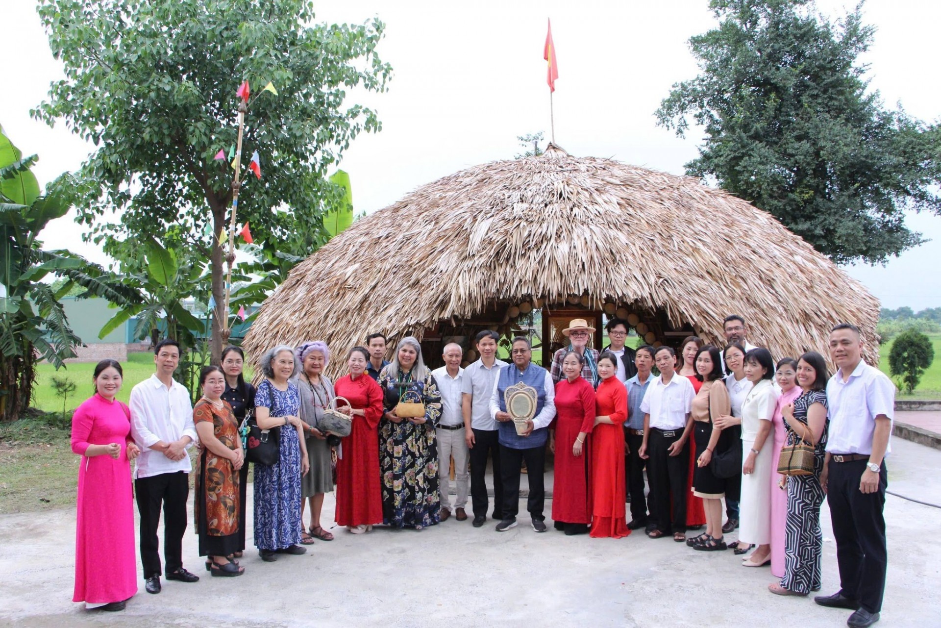 Phú Nghĩa: Làng nghề mây tre đan Phú Vinh đón đoàn Hội đồng Thủ công Thế Giới tới thăm và làm việc