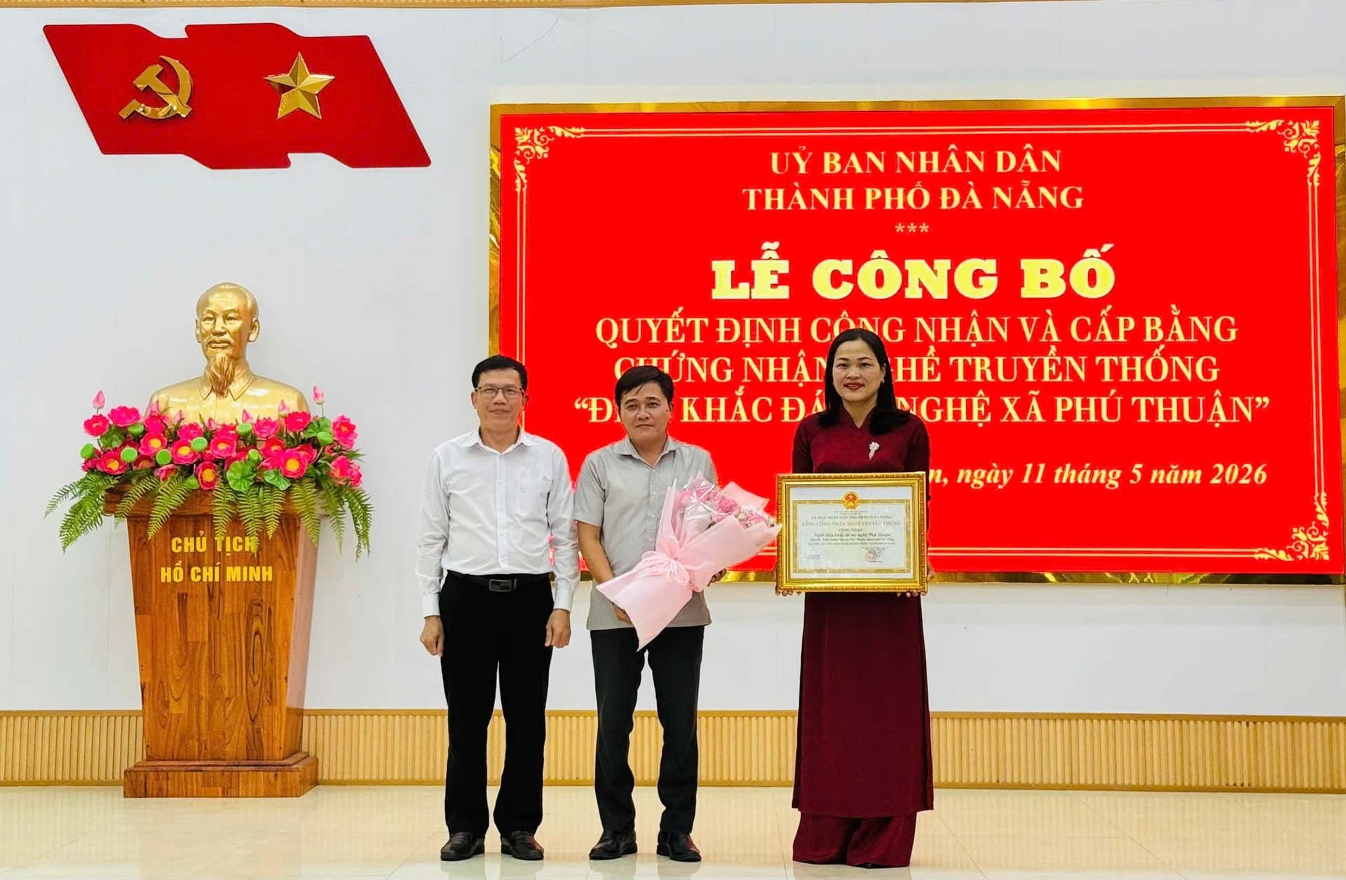 Đại diện lãnh đạo xã Phú Thuận nhận bằng công nhận nghề truyền thống điêu khắc đá mỹ nghệ Phú Thuận. Ảnh: T.H.