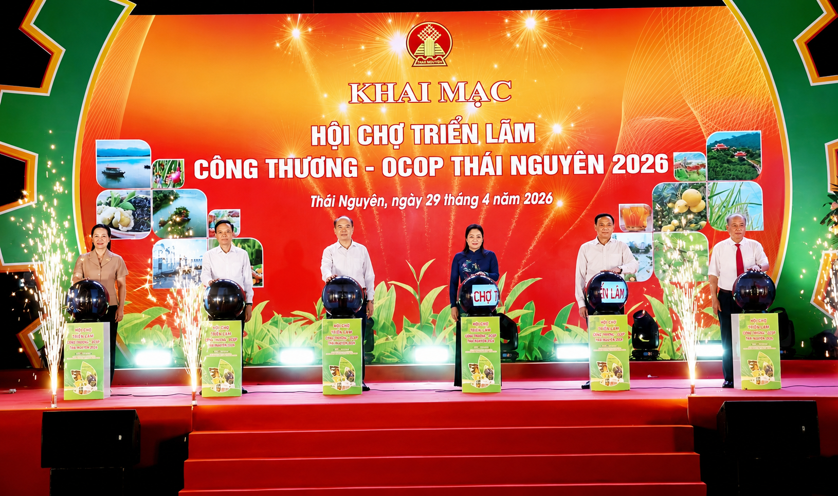 Các đồng chí lãnh đạo tỉnh và đại biểu thực hiện nghi thức khai mạc Hội chợ triển lãm “Công Thương - OCOP Thái Nguyên”