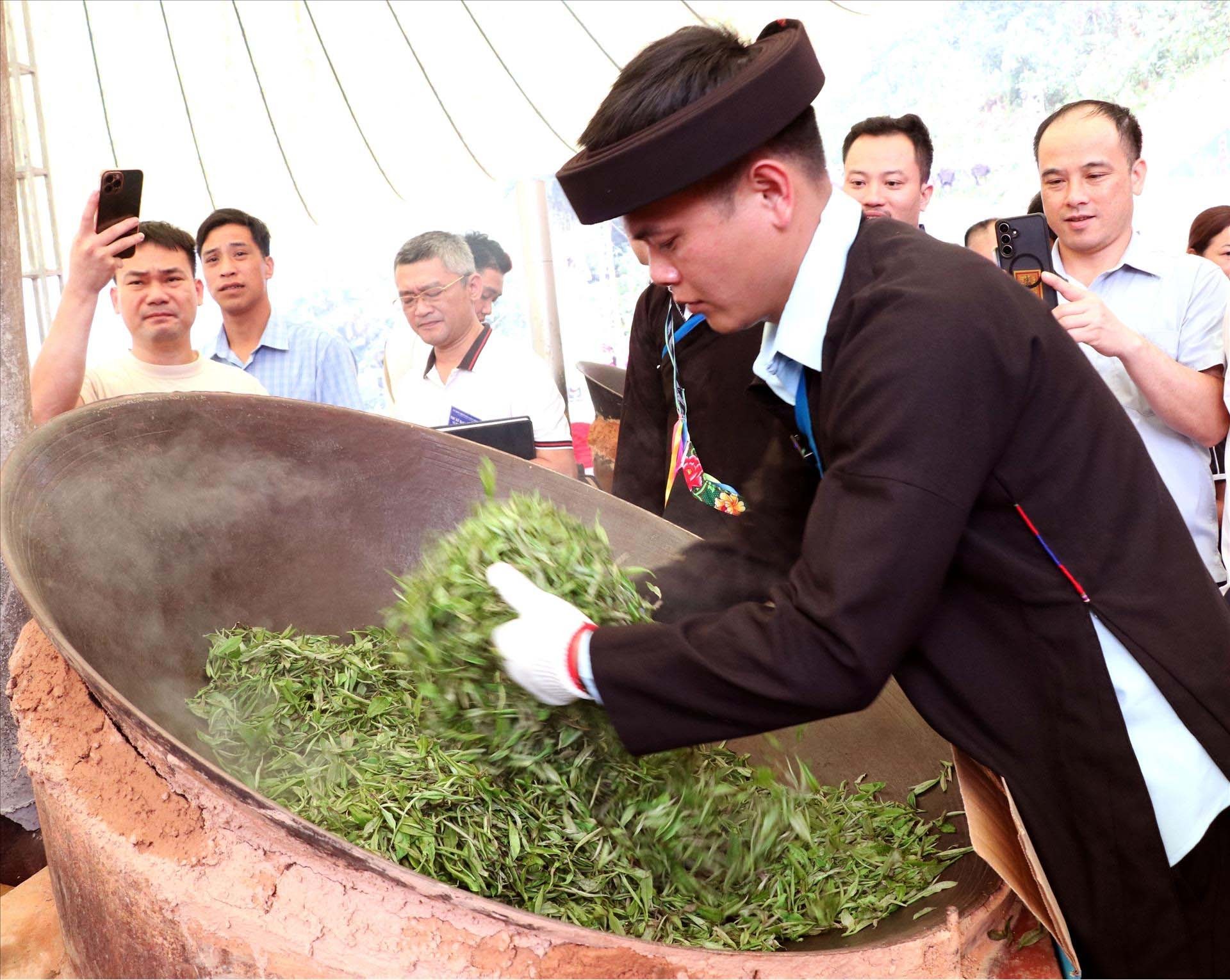 Các nghệ nhân với sự khéo léo, kinh nghiệm sao chè thủ công, tạo nên nét đặc trưng riêng của vùng chè Cao Bồ. Ảnh: Đức Thọ