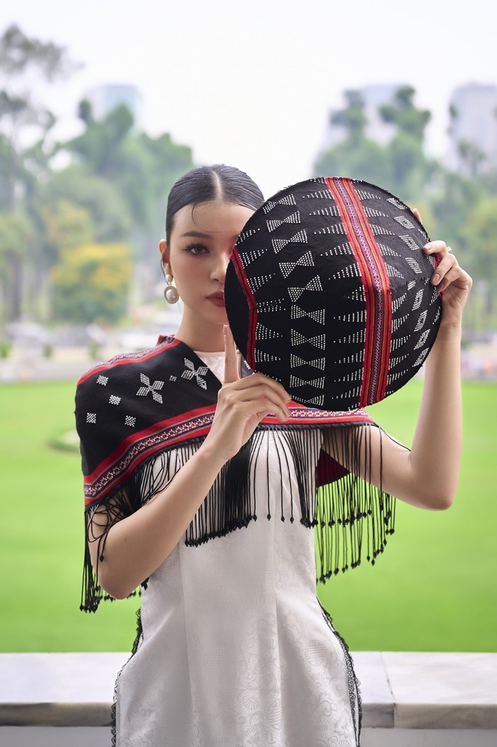 Dèng A Lưới, ký họa cố đô thăng hoa trên tà áo dài của Nhà thiết kế Viết Bảo
