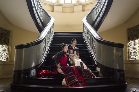 deng a luoi ky hoa co do thang hoa tren ta ao dai cua nha thiet ke viet bao