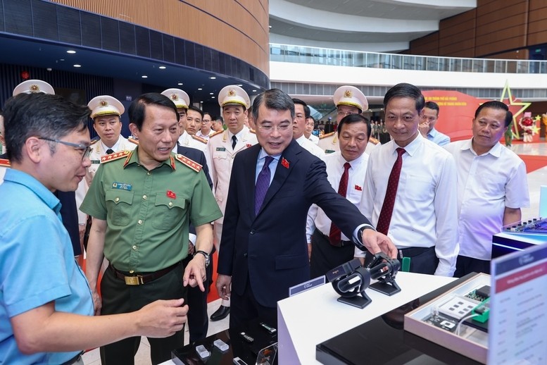  Thủ tướng Lê Minh Hưng tham quan trưng bày trang thiết bị kỹ thuật nghiệp vụ của lực lượng Công an TP Hải Phòng. Ảnh: VGP