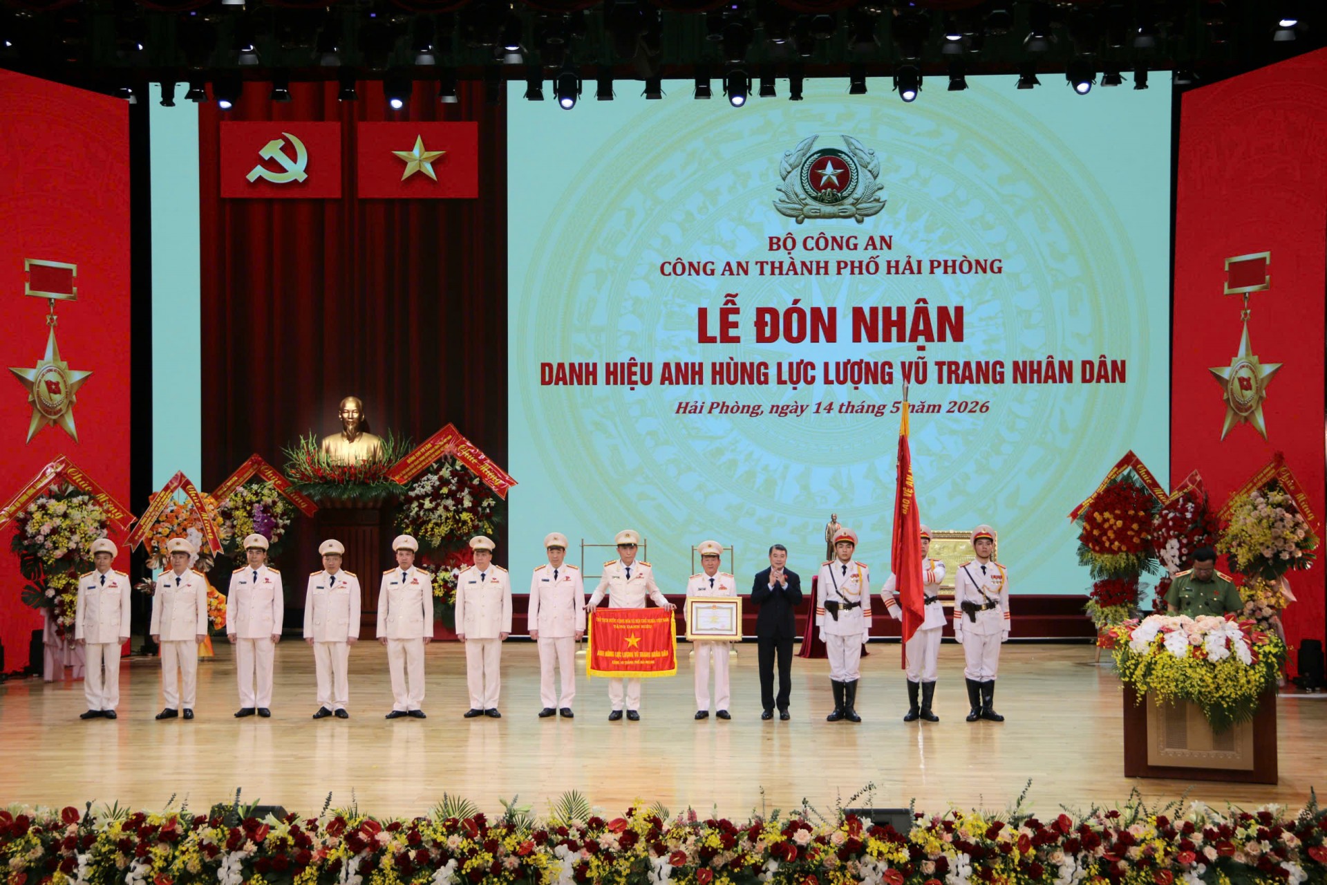  Thủ tướng Lê Minh Hưng trao danh hiệu Anh hùng LLVT nhân dân cho Công an TP Hải Phòng. 