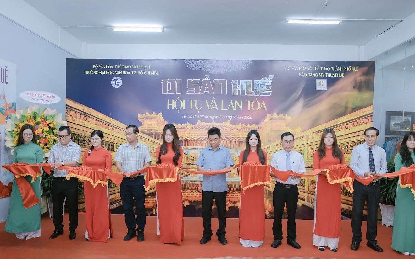 “Các đại biểu thực hiện nghi thức cắt băng khai mạc triển lãm.”