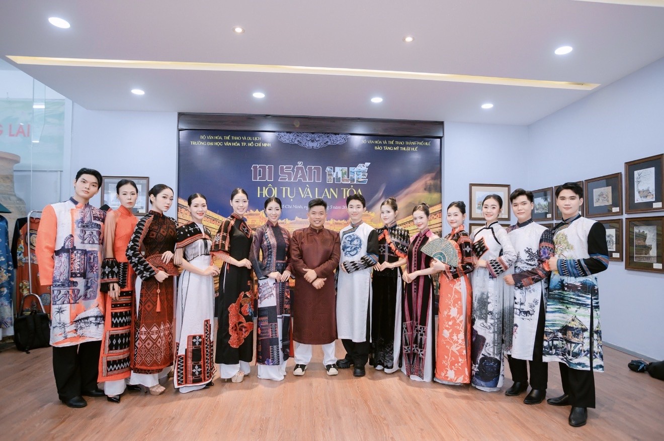 Nhà thiết kế Viết Bảo(đứng giữa) luôn kiên trì theo đuổi hướng đi đưa chất liệu văn hóa truyền thống vào thời trang ứng dụng hiện đại.