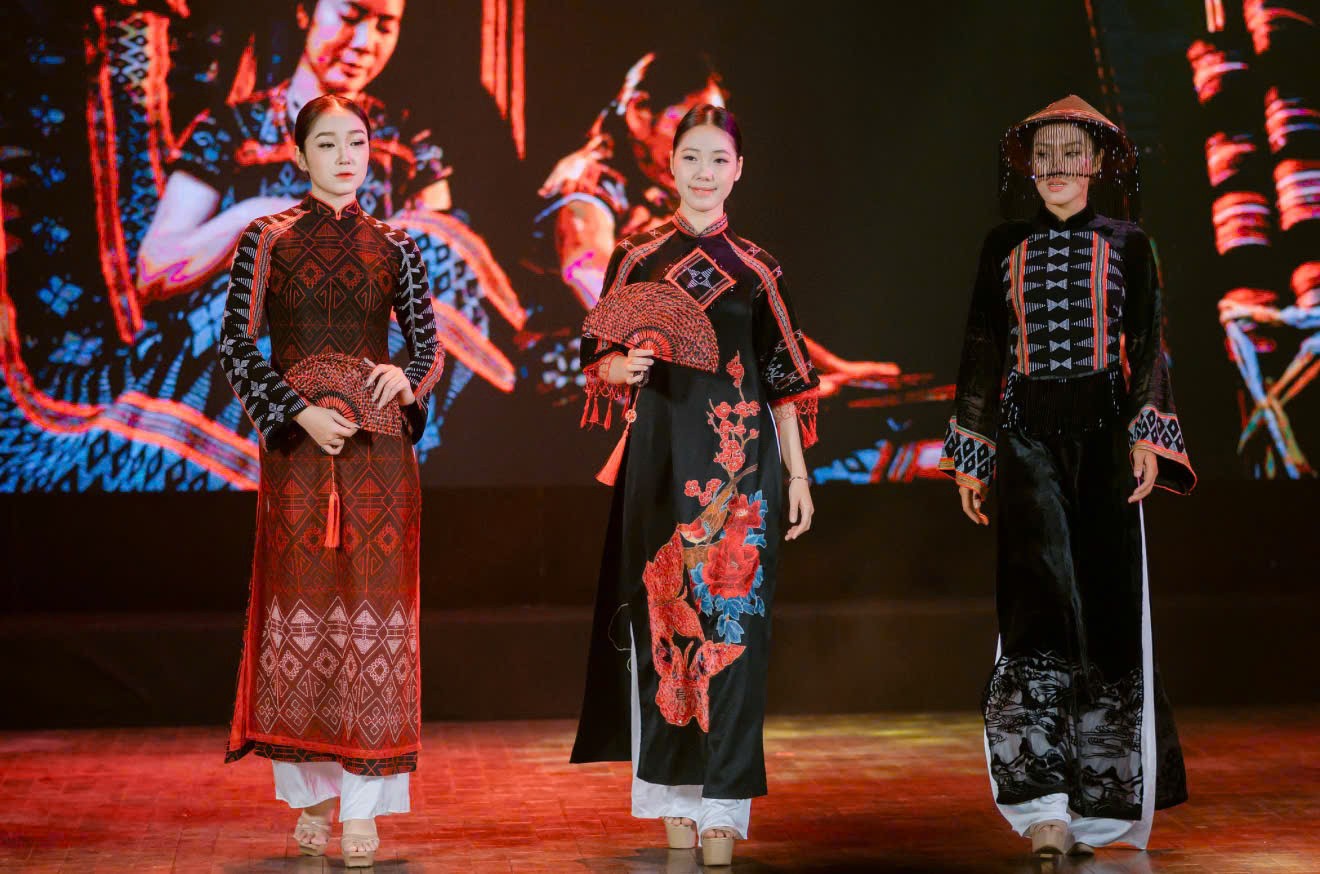 Dèng A Lưới từ lâu được xem là “linh hồn thổ cẩm” của đồng bào Tà Ôi. 