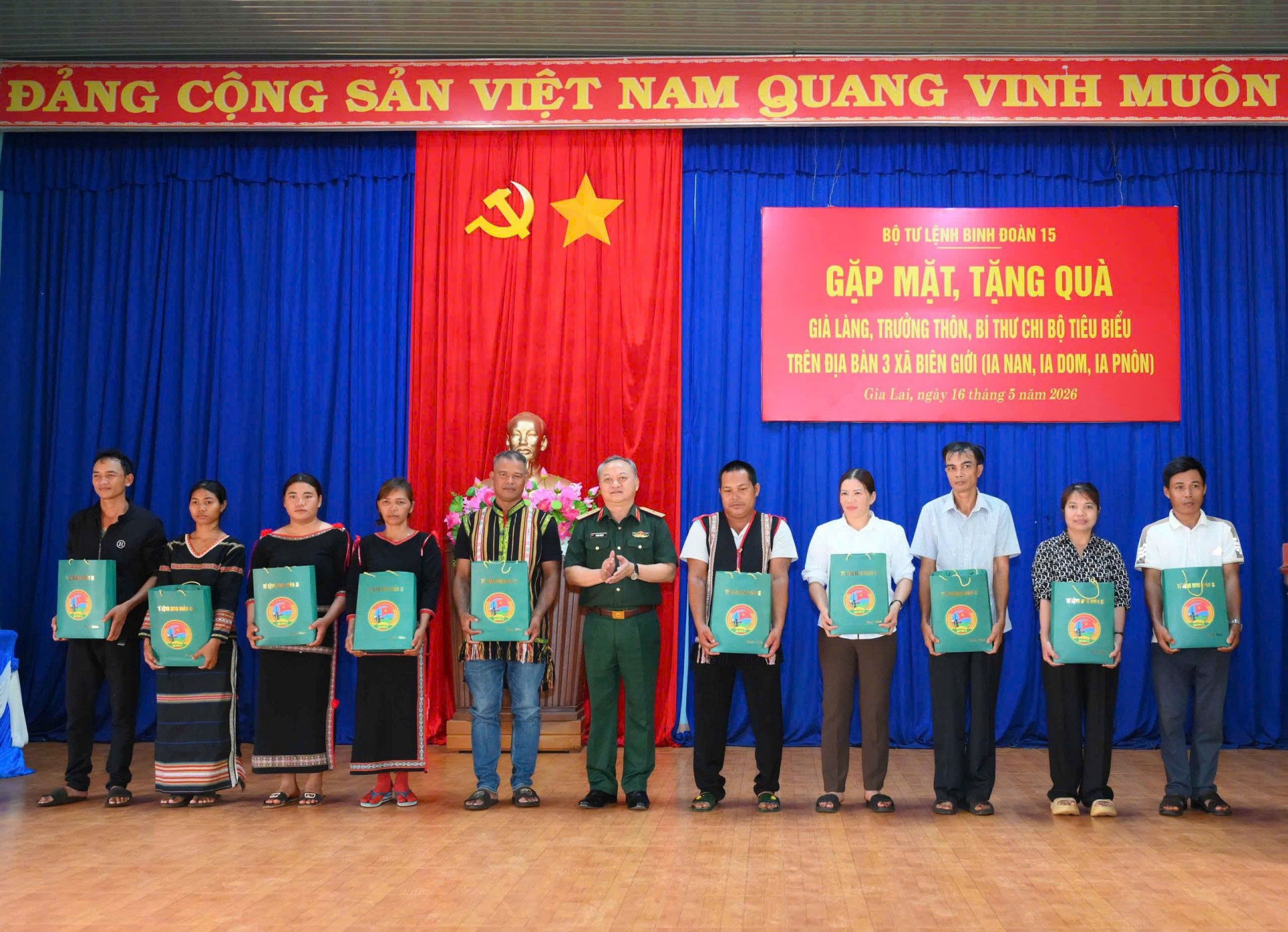 Gia Lai: Tặng quà già làng, trưởng thôn các xã biên giới