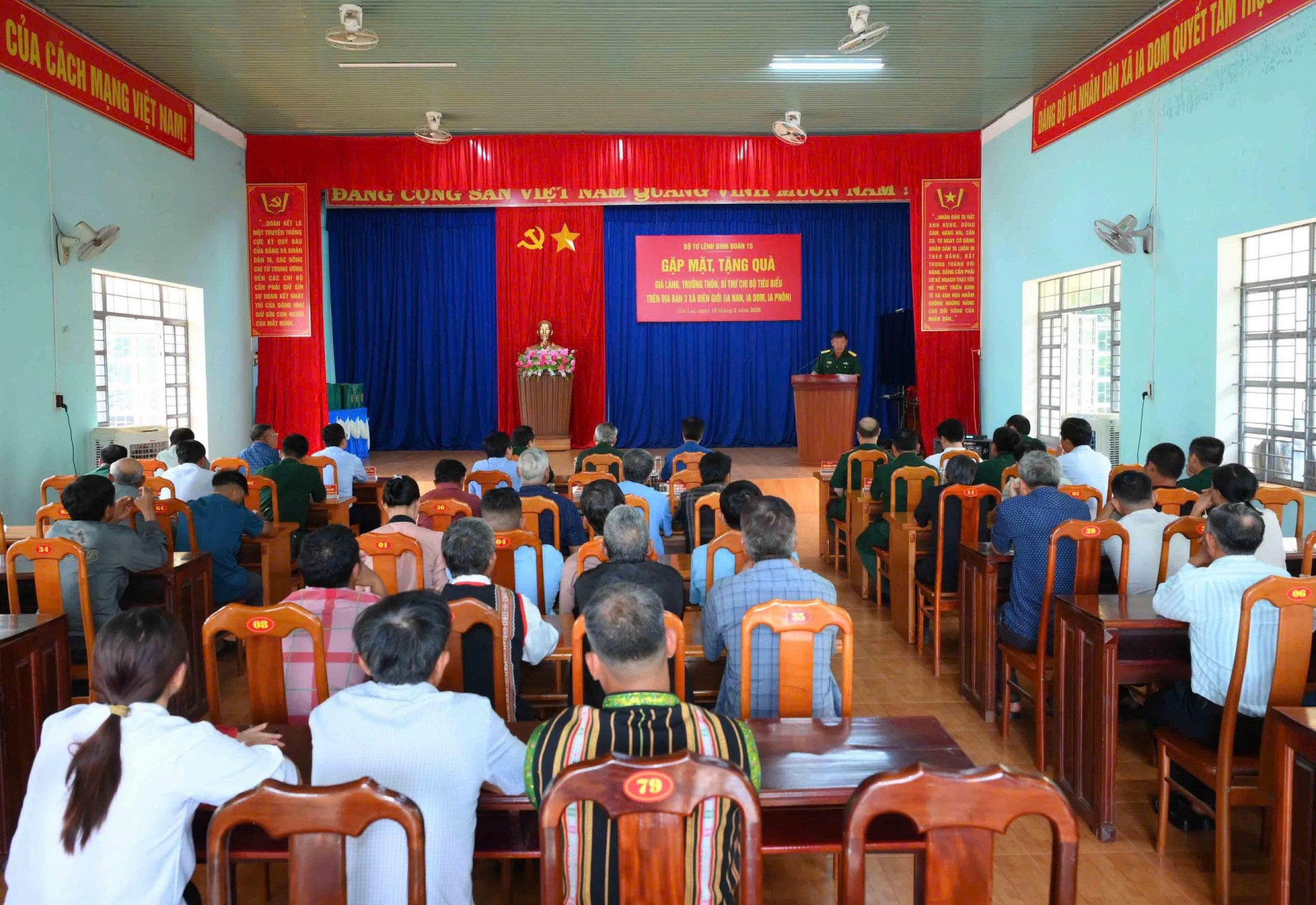 Gia Lai: Tặng quà già làng, trưởng thôn các xã biên giới