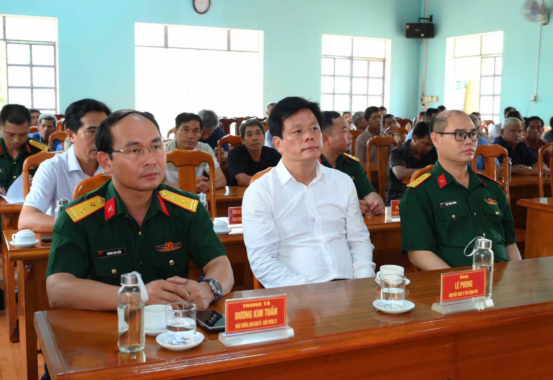 Gia Lai: Tặng quà già làng, trưởng thôn các xã biên giới