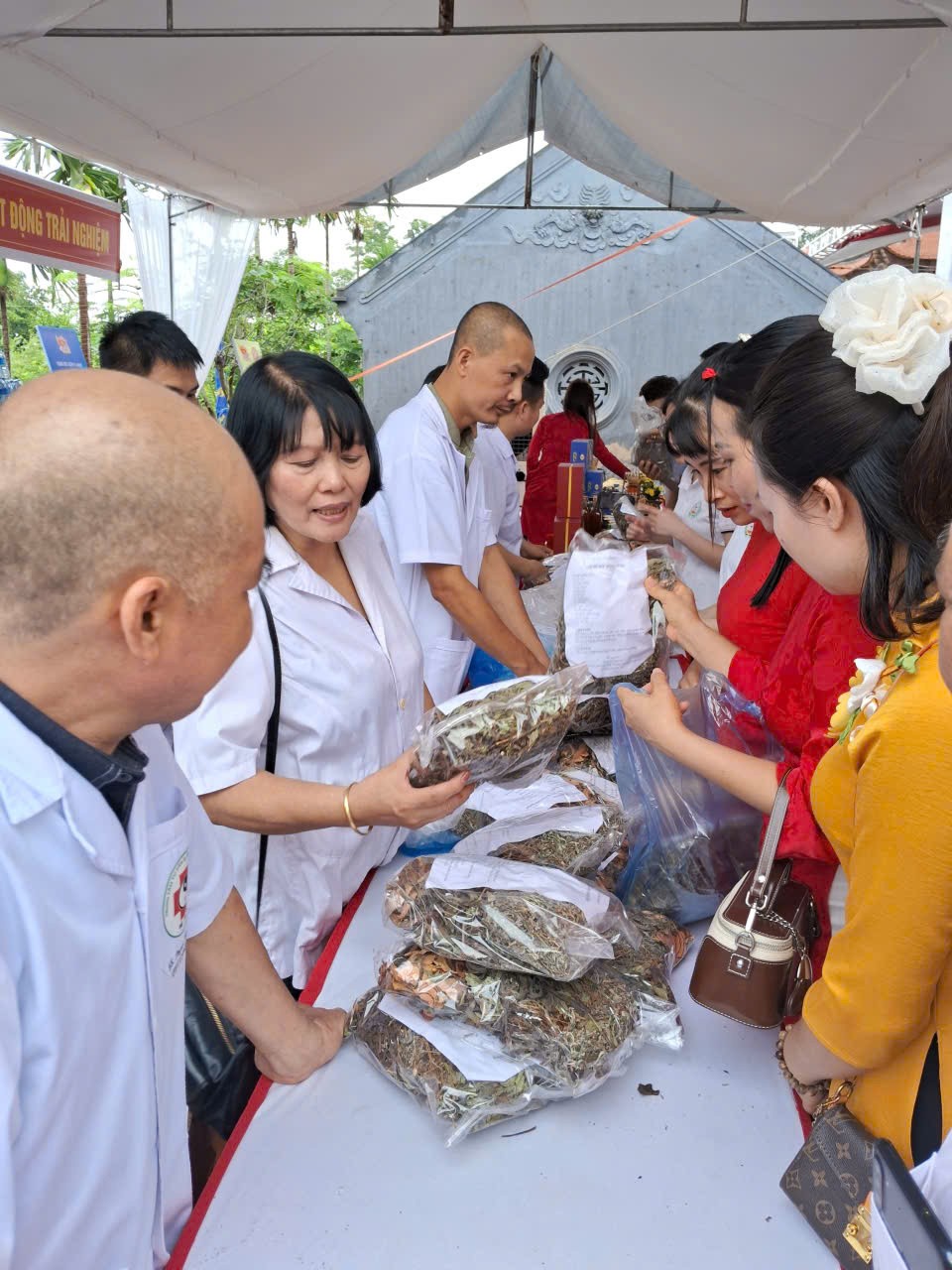 Khai hội truyền thống đền Bia năm 2026