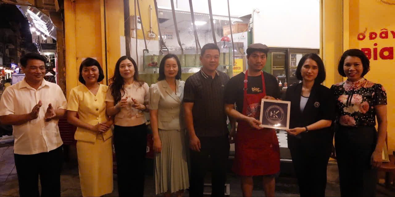 Phường Hoàn Kiếm triển khai tuyến phố an toàn thực phẩm có kiểm soát tại 3 tuyến phố.