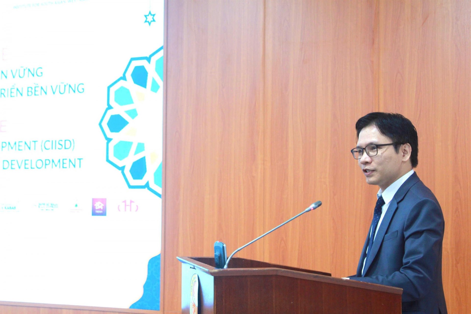   PGS.TS. Nguyễn Xuân Trung, Viện trưởng Viện Nghiên cứu Nam Á, Tây Á và Châu Phi phát biểu đề dẫn Hội thảo