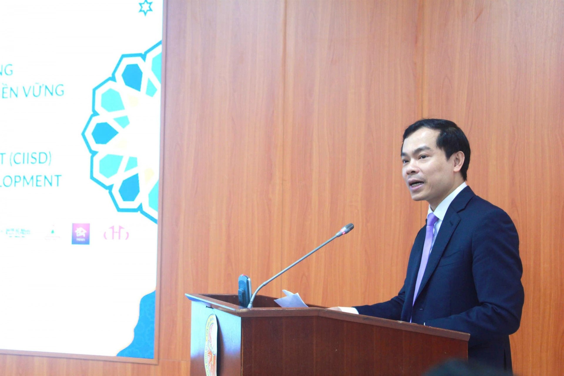 PGS.TS. Nguyễn Mạnh Hùng, Phó Giám đốc Học viện Chính trị quốc gia Hồ Chí Minh phát biểu tại Hội thảo