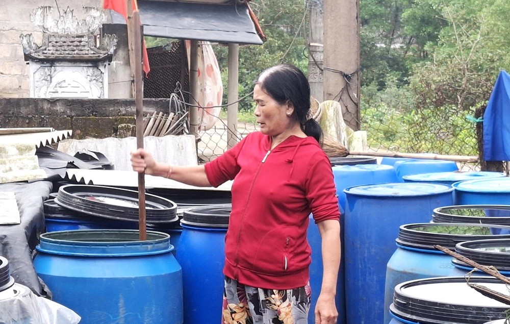 Bà Đoàn Thị Mừng đảo phơi chượp để chất lượng nước mắm đồng đều - Ảnh: S.H
