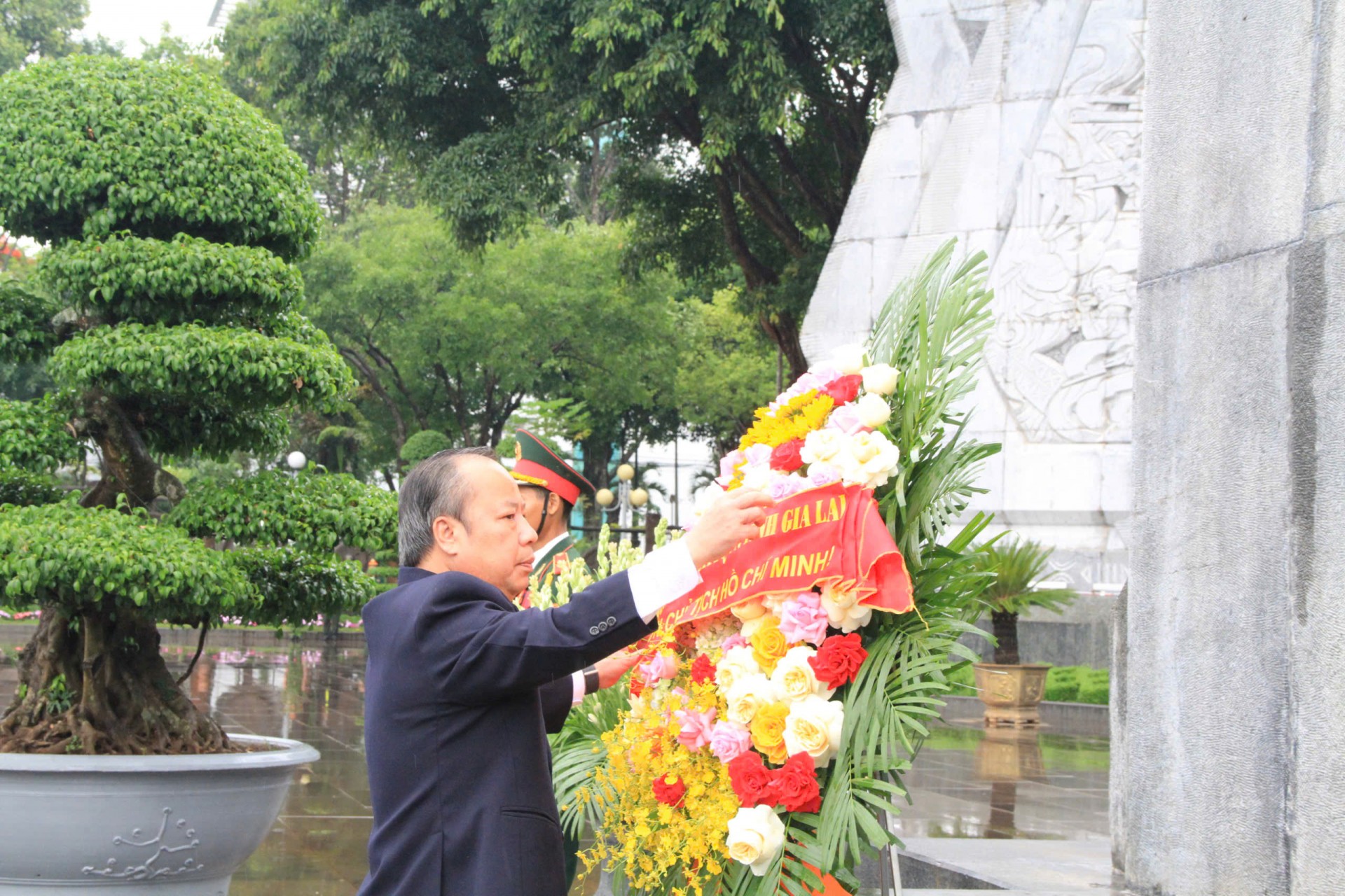 Gia Lai dâng hoa, dâng hương kỷ niệm 136 năm Ngày sinh Chủ tịch Hồ Chí Minh