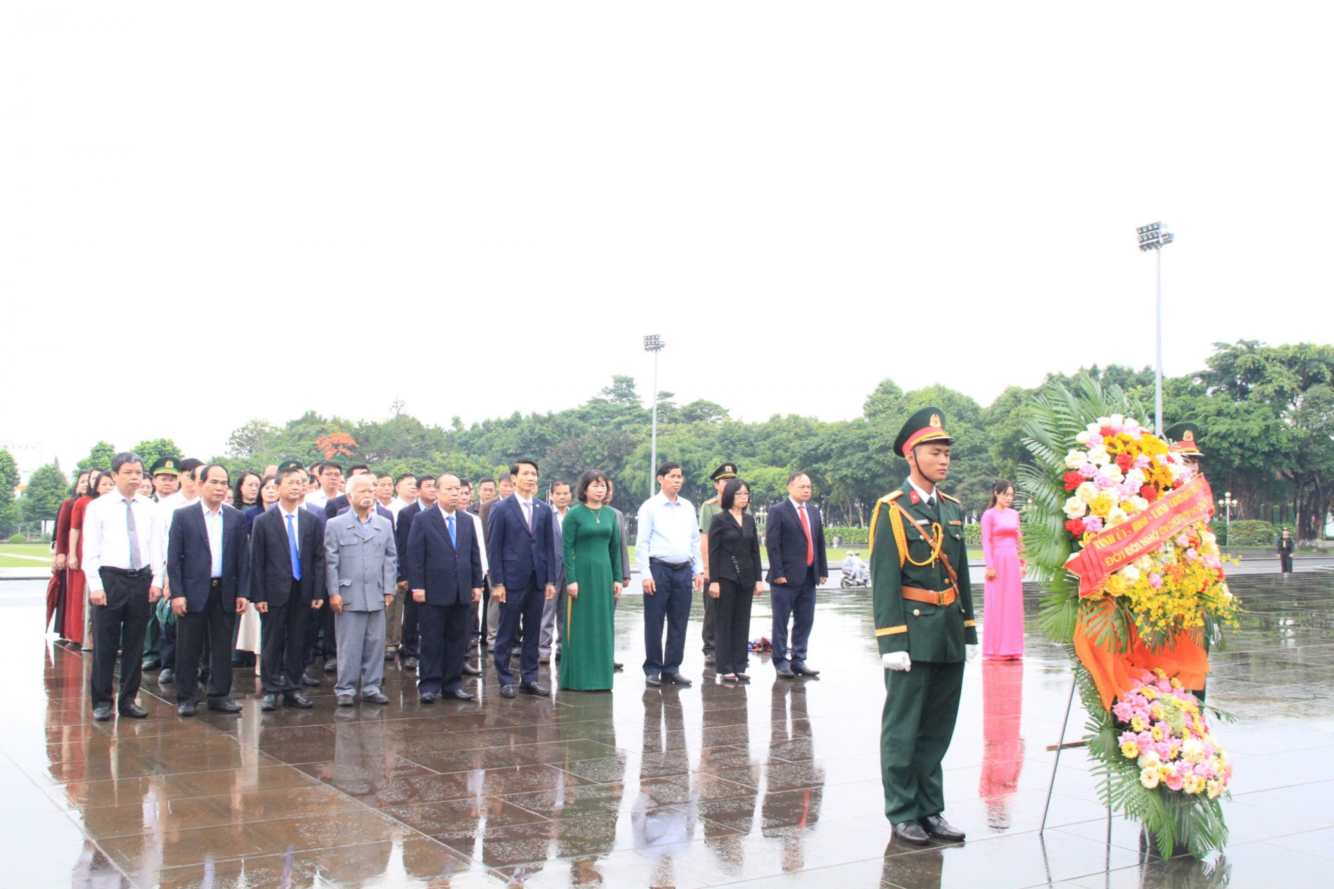 Gia Lai dâng hoa, dâng hương kỷ niệm 136 năm Ngày sinh Chủ tịch Hồ Chí Minh