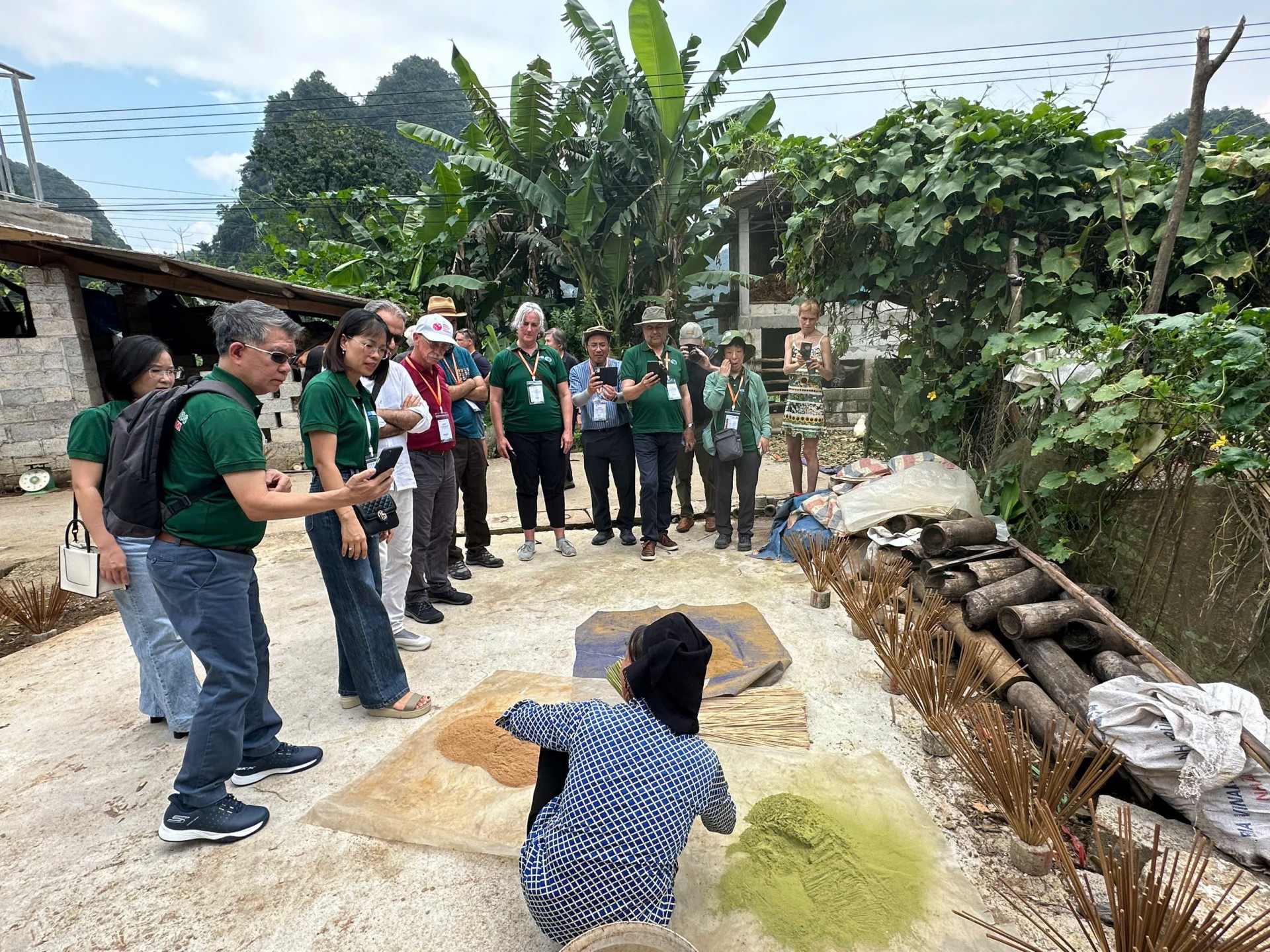 Đoàn đại biểu tham dự Hội nghị APGN lần thứ 8 tham quan tại làng hương Phja Thắp - Phúc Sen Đoàn đại biểu tham dự Hội nghị APGN lần thứ 8 tham quan tại làng hương Phja Thắp - Phúc Sen