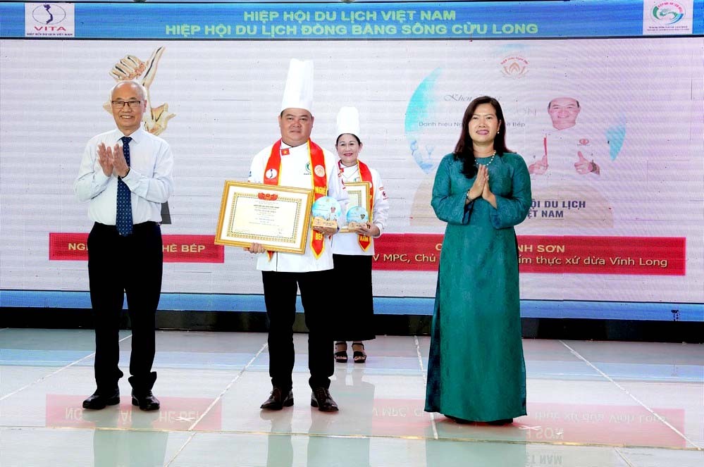 Nghệ nhân nghề bếp Hồ Thành Sơn- Ủy viên BTV Hội Đầu bếp chuyên nghiệp ĐBSCL, Chủ tịch Hiệp hội ẩm thực Xứ dừa Vĩnh Long nhận quyết định công nhận nghệ nhân. Nghệ nhân nghề bếp Hồ Thành Sơn- Ủy viên BTV Hội Đầu bếp chuyên nghiệp ĐBSCL, Chủ tịch Hiệp hội ẩm thực Xứ dừa Vĩnh Long nhận quyết định công nhận nghệ nhân.
