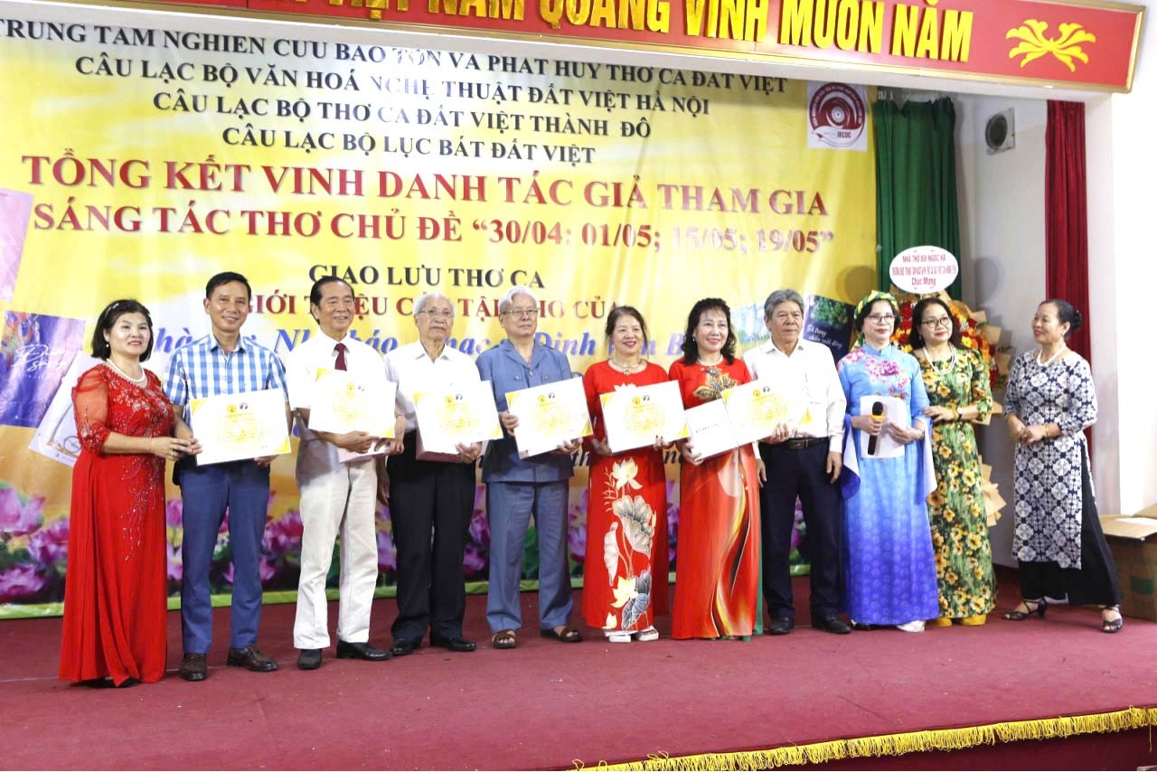 Trao bằng vinh danh và giấy chứng nhận tham gia sáng tác thơ