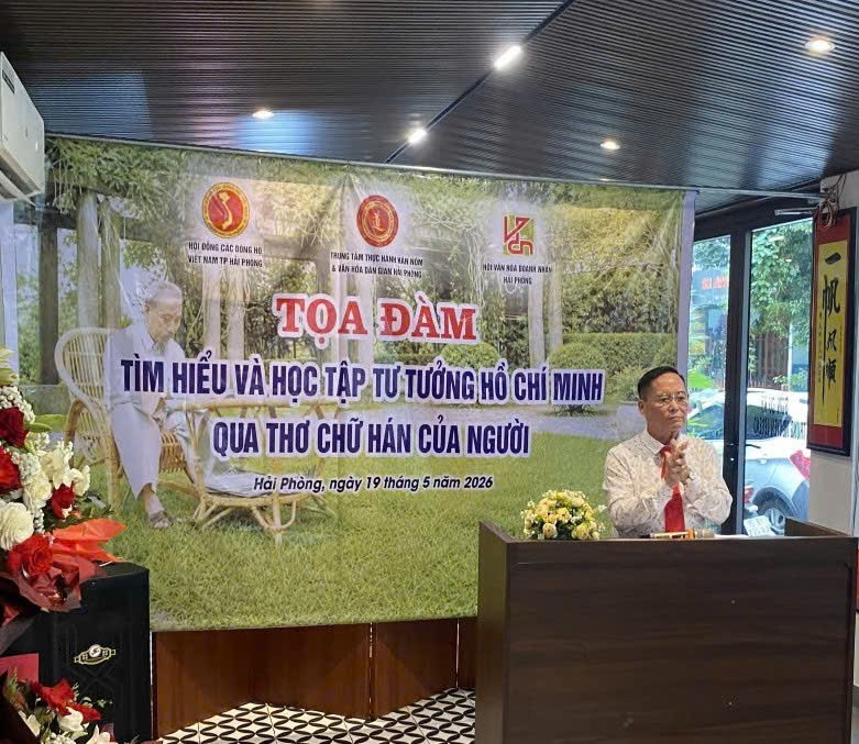 Thơ chữ Hán của Chủ tịch Hồ Chí Minh được các nghệ nhân làng nghề thành phố Hải Phòng chế tác thành những sản phẩm văn hóa đặc sắc.