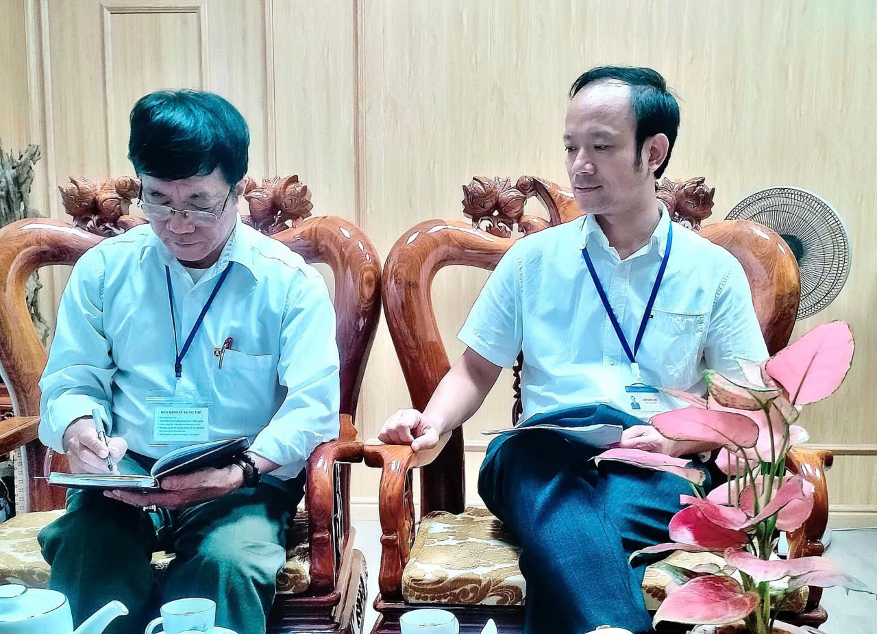 Ông Nguyễn Đức Anh( bên phải) Phó Bí thư Đảng ủy Chủ tịch UBND xã Vật Lại và Phóng viên.