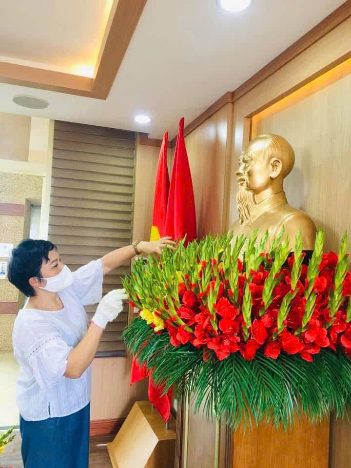 Vĩnh biệt nghệ nhân Nguyễn Xuân Thủy - Người truyền lửa nghề hoa thủ công đất Tổ Vĩnh biệt nghệ nhân Nguyễn Xuân Thủy - Người truyền lửa nghề hoa thủ công đất Tổ