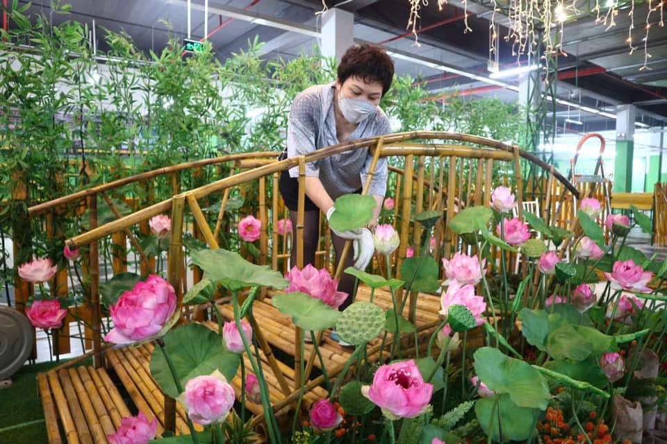 Dù những năm cuối đời sức khỏe suy giảm vì bệnh hiểm nghèo, bà vẫn đau đáu với công việc, với những sản phẩm còn dang dở và với nỗi niềm làm sao để nghề truyền thống tiếp tục được gìn giữ, phát triển. Dù những năm cuối đời sức khỏe suy giảm vì bệnh hiểm nghèo, bà vẫn đau đáu với công việc, với những sản phẩm còn dang dở và với nỗi niềm làm sao để nghề truyền thống tiếp tục được gìn giữ, phát triển.