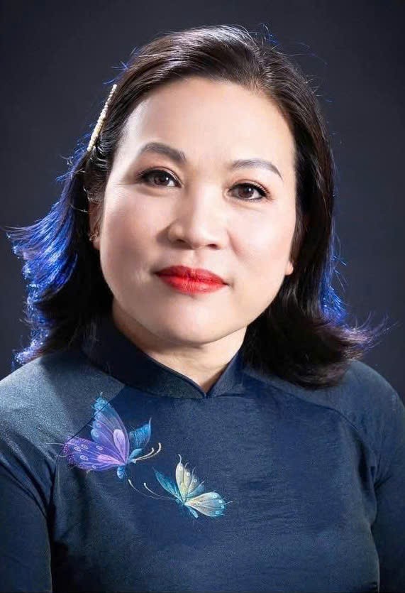 nghệ nhân Nguyễn Xuân Thủy – Người truyền lửa nghề hoa thủ công đất Tổ nghệ nhân Nguyễn Xuân Thủy – Người truyền lửa nghề hoa thủ công đất Tổ