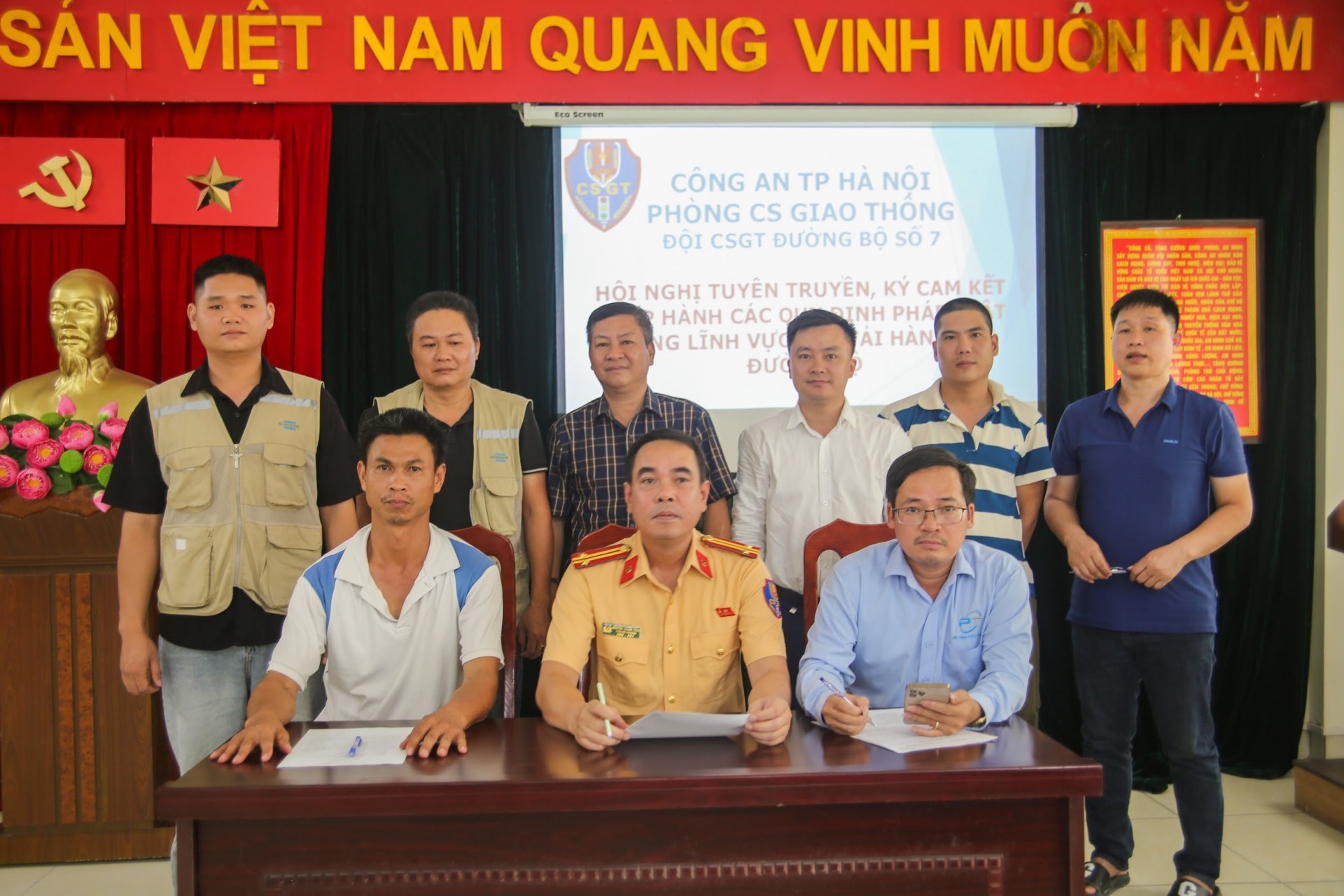 Chấn chỉnh hoạt động vận tải, nâng cao ý thức chấp hành pháp luật về an toàn giao thông trên địa bàn Hà Nội