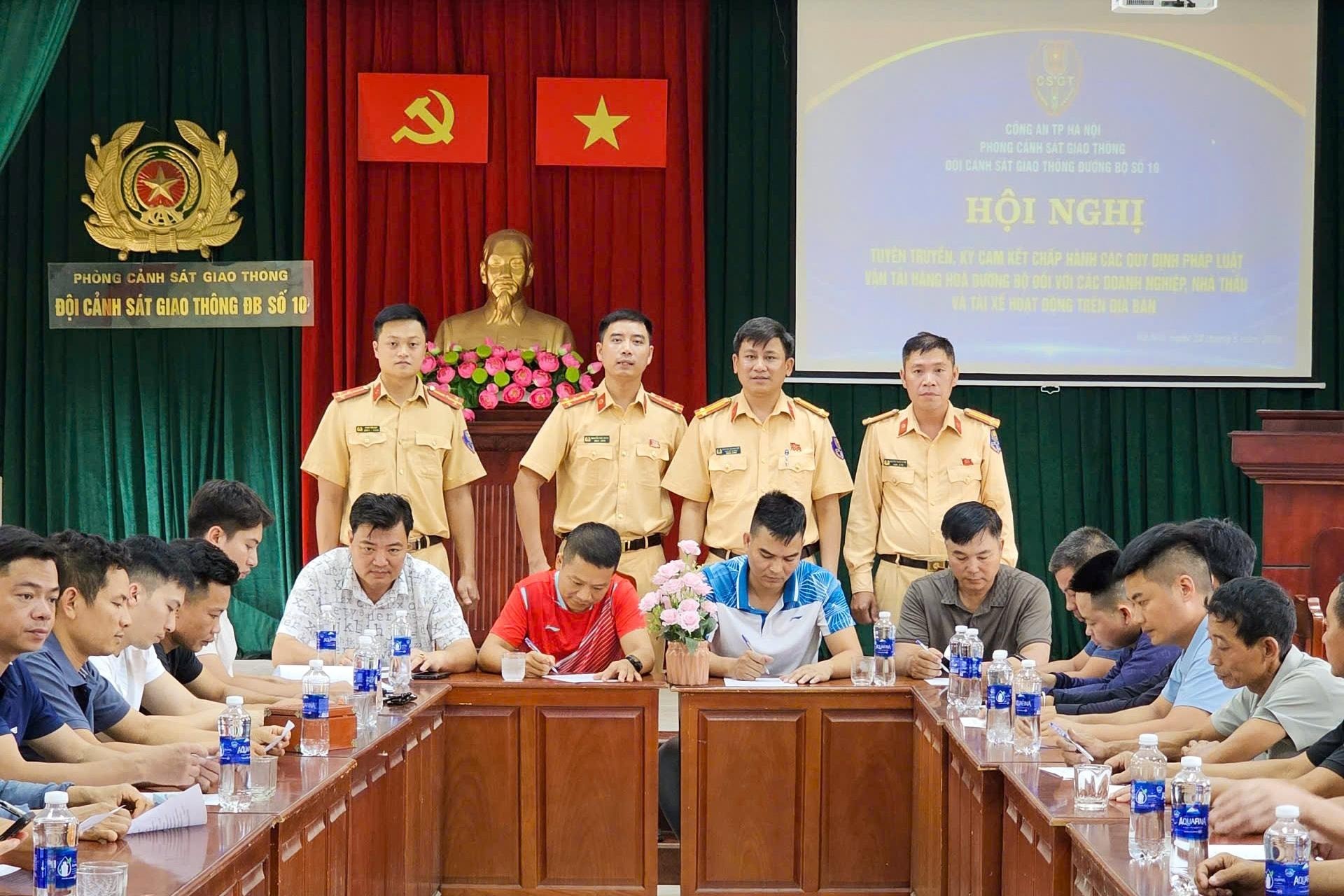 Chấn chỉnh hoạt động vận tải, nâng cao ý thức chấp hành pháp luật về an toàn giao thông trên địa bàn Hà Nội