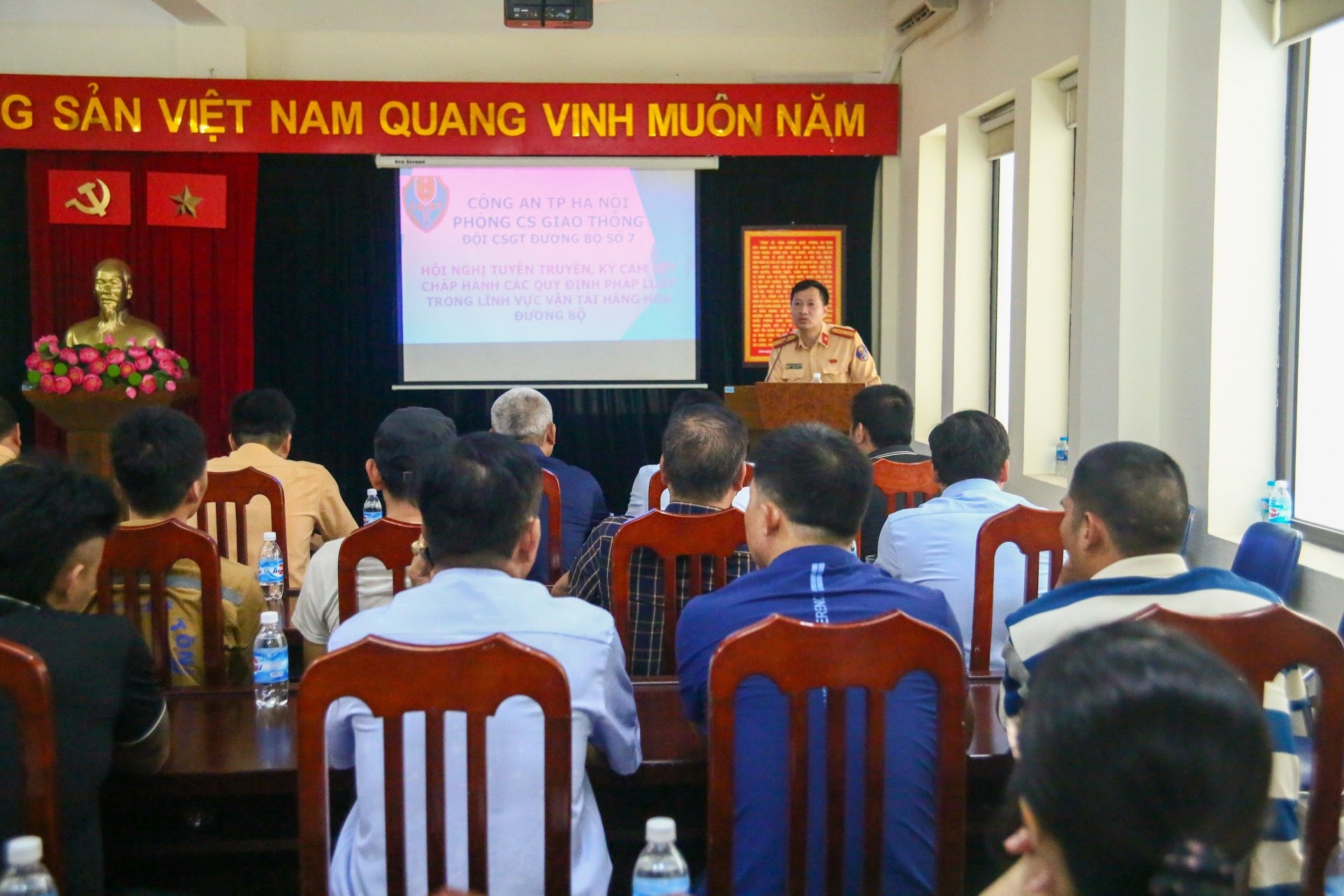 Chấn chỉnh hoạt động vận tải, nâng cao ý thức chấp hành pháp luật về an toàn giao thông trên địa bàn Hà Nội