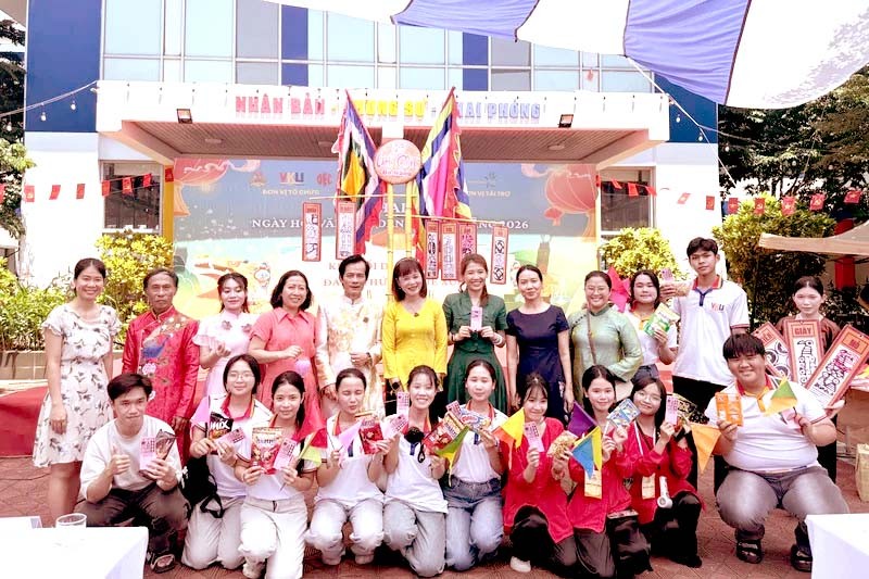 Các nghệ nhân nhiều làng nghề truyền thống tại TP. Đà Nẵng tham gia giao lưu cùng các bạn sinh viên. Ảnh: Bình An
