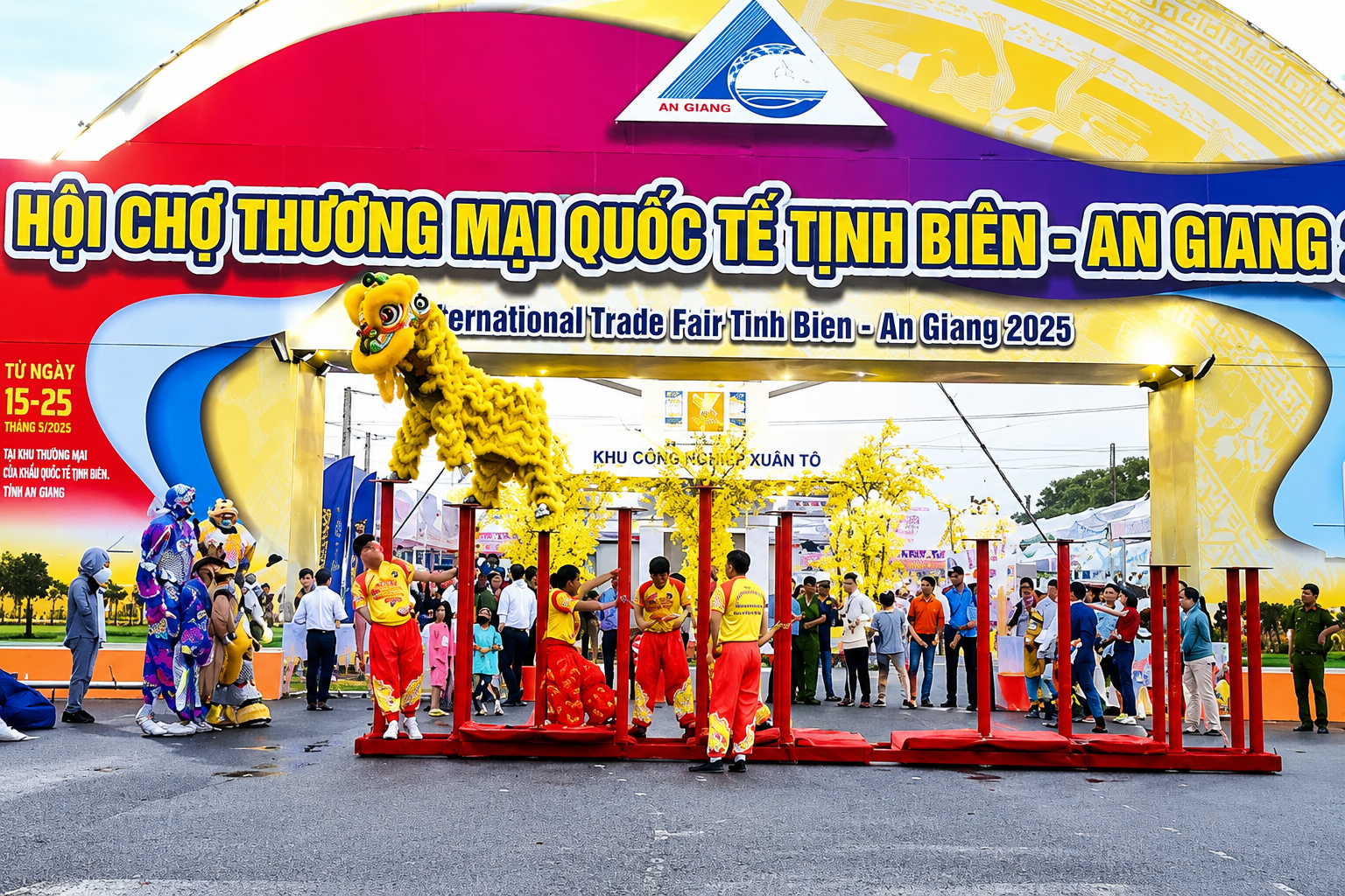 Hội chợ không chỉ góp phần thúc đẩy phát triển kinh tế biên giới mà còn tạo điều kiện mở rộng giao lưu thương mại, tăng cường liên kết kinh tế giữa Việt Nam với các quốc gia trong khu vực ASEAN. (Ảnh minh họa) Hội chợ không chỉ góp phần thúc đẩy phát triển kinh tế biên giới mà còn tạo điều kiện mở rộng giao lưu thương mại, tăng cường liên kết kinh tế giữa Việt Nam với các quốc gia trong khu vực ASEAN. (Ảnh minh họa)