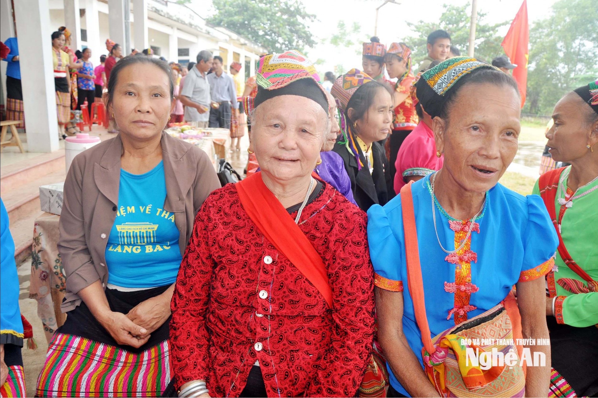 Nghệ nhân Lô Thị Hương (giữa). Ảnh: Công Khang Nghệ nhân Lô Thị Hương (giữa). Ảnh: Công Khang