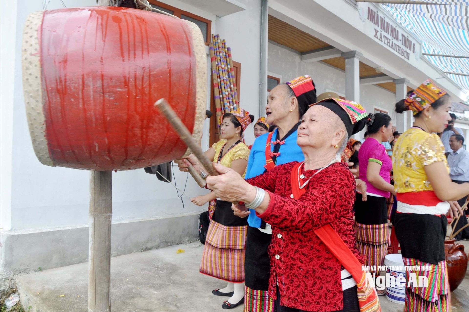 Nghệ nhân Lô Thị Hương vui đánh trống trong ngày hội bản. Ảnh: Công Khang Nghệ nhân Lô Thị Hương vui đánh trống trong ngày hội bản. Ảnh: Công Khang