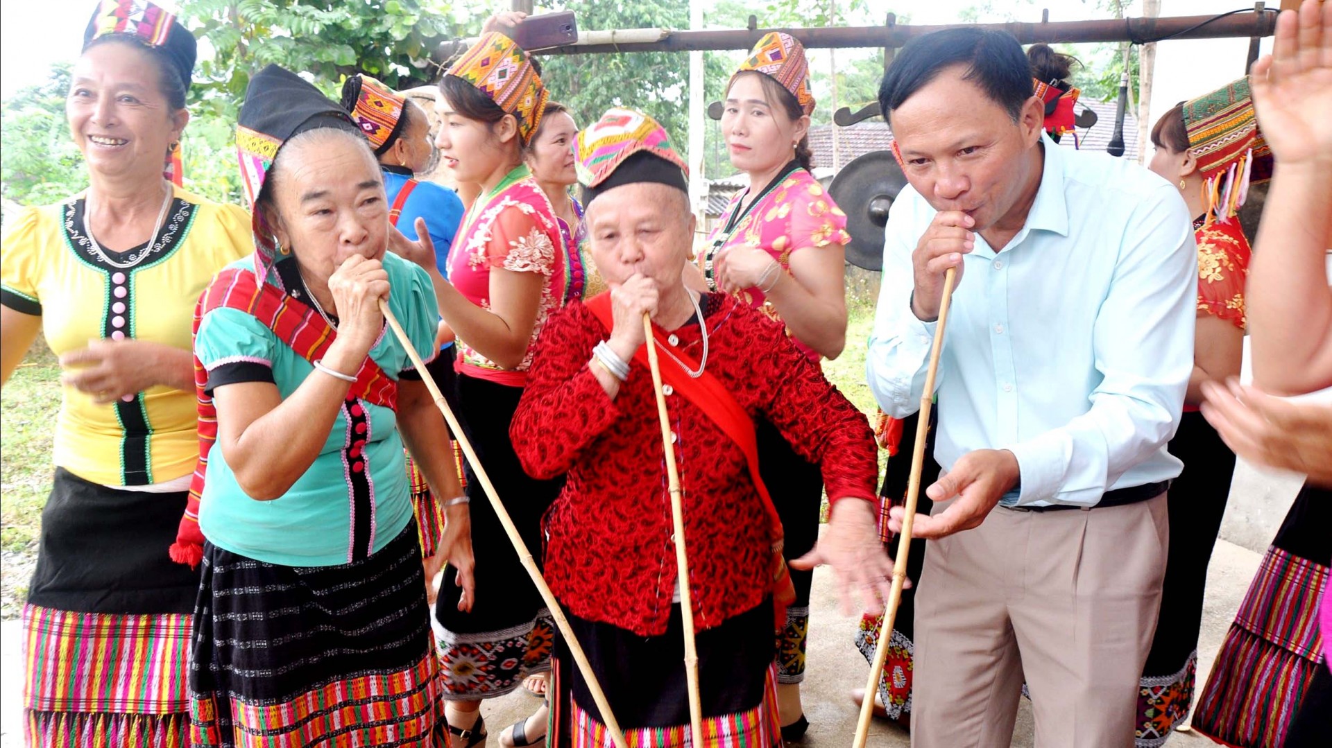 Nghệ nhân Lô Thị Hương vui hội rượu cần. Ảnh: Công Khang Nghệ nhân Lô Thị Hương vui hội rượu cần. Ảnh: Công Khang