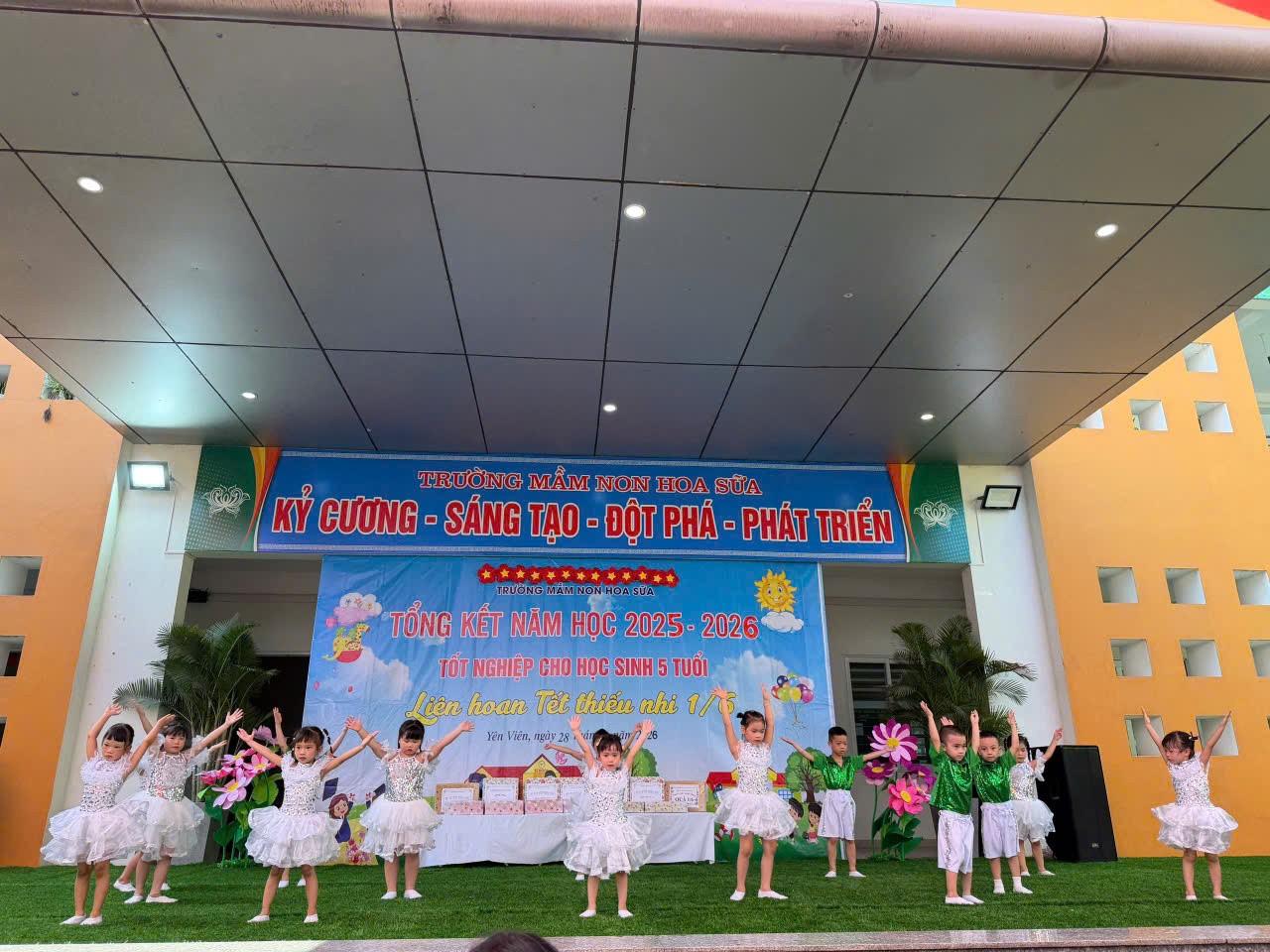 Trường mầm non Hoa Sữa xã Phù đổng thành phố Hà Nội tổ chức lễ tổng kết năm học và liên hoan thiếu nhi 1/6
