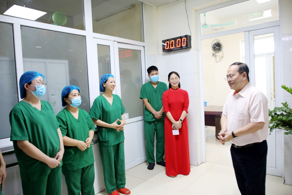 Đồng chí Bí thư Tỉnh ủy trò chuyện, động viên đội ngũ y, bác sĩ Khoa Hồi sức tích cực.
