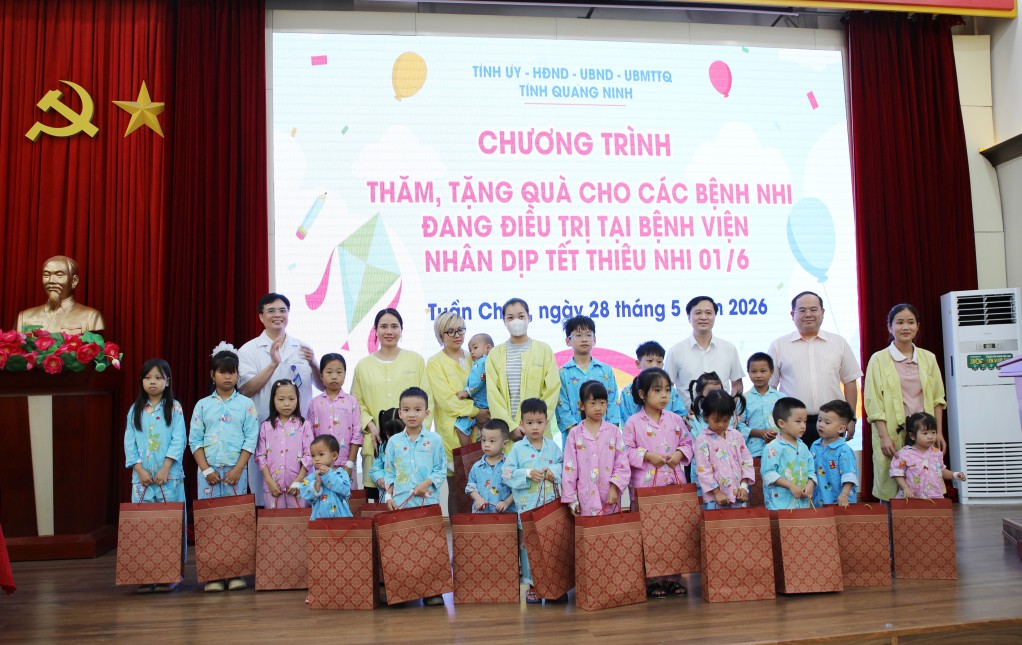 Đồng chí Bí thư Tỉnh ủy trao quà động viên các bệnh nhi đang điều trị tại Bệnh viện.