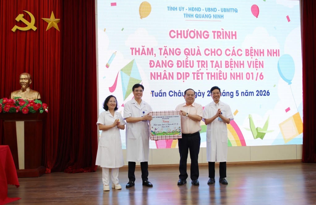 Đồng chí Bí thư Tỉnh ủy tặng quà động viên đội ngũ y, bác sĩ, nhân viên Bệnh viện