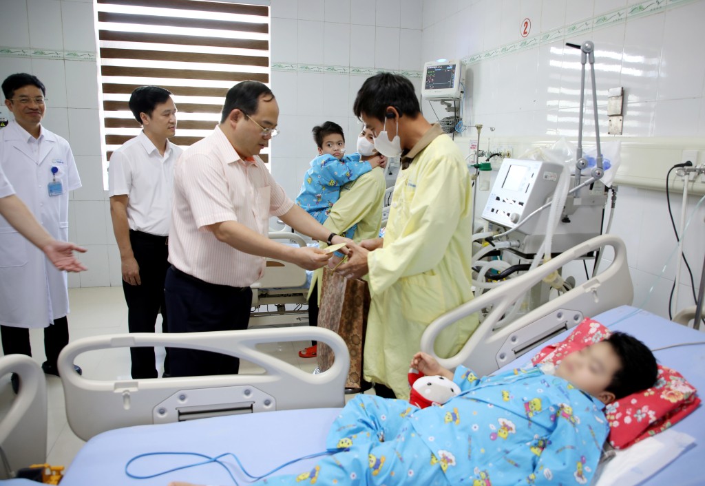 Đồng chí Bí thư Tỉnh ủy đến thăm và trao quà động viên các bệnh nhi tại Khoa Hồi sức tích cực.