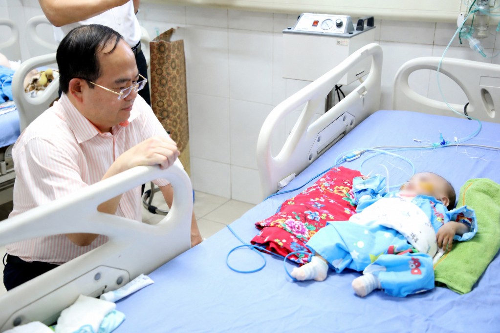 Đồng chí Bí thư Tỉnh ủy ân cần thăm bệnh nhi đang điều trị tại Khoa Hồi sức tích cực.