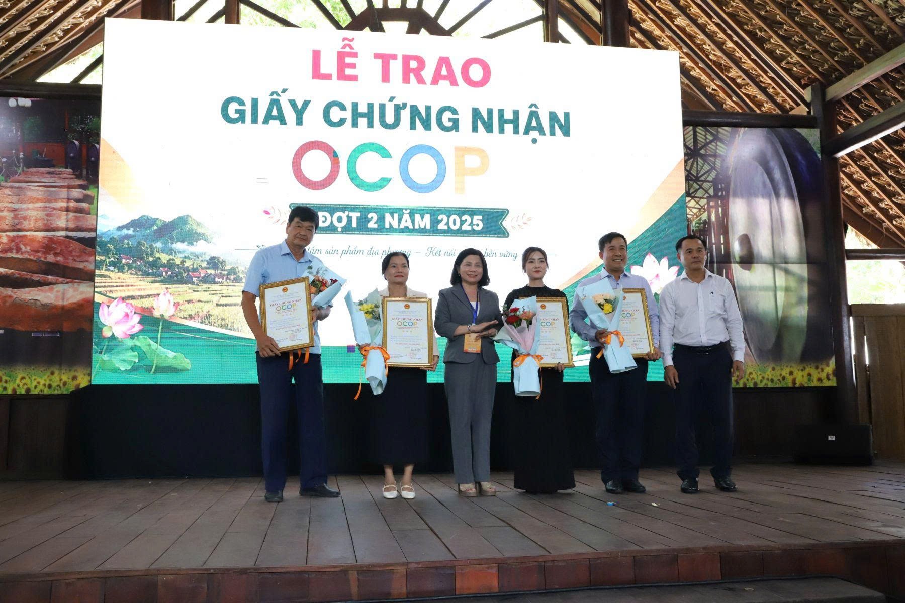 Lãnh đạo tỉnh Đồng Nai trao chứng nhận OCOP đợt 2 năm 2025 cho các chủ thể có sản phẩm đạt chuẩn, góp phần nâng cao giá trị nông sản và thúc đẩy phát triển kinh tế nông thôn địa phương. Lãnh đạo tỉnh Đồng Nai trao chứng nhận OCOP đợt 2 năm 2025 cho các chủ thể có sản phẩm đạt chuẩn, góp phần nâng cao giá trị nông sản và thúc đẩy phát triển kinh tế nông thôn địa phương.